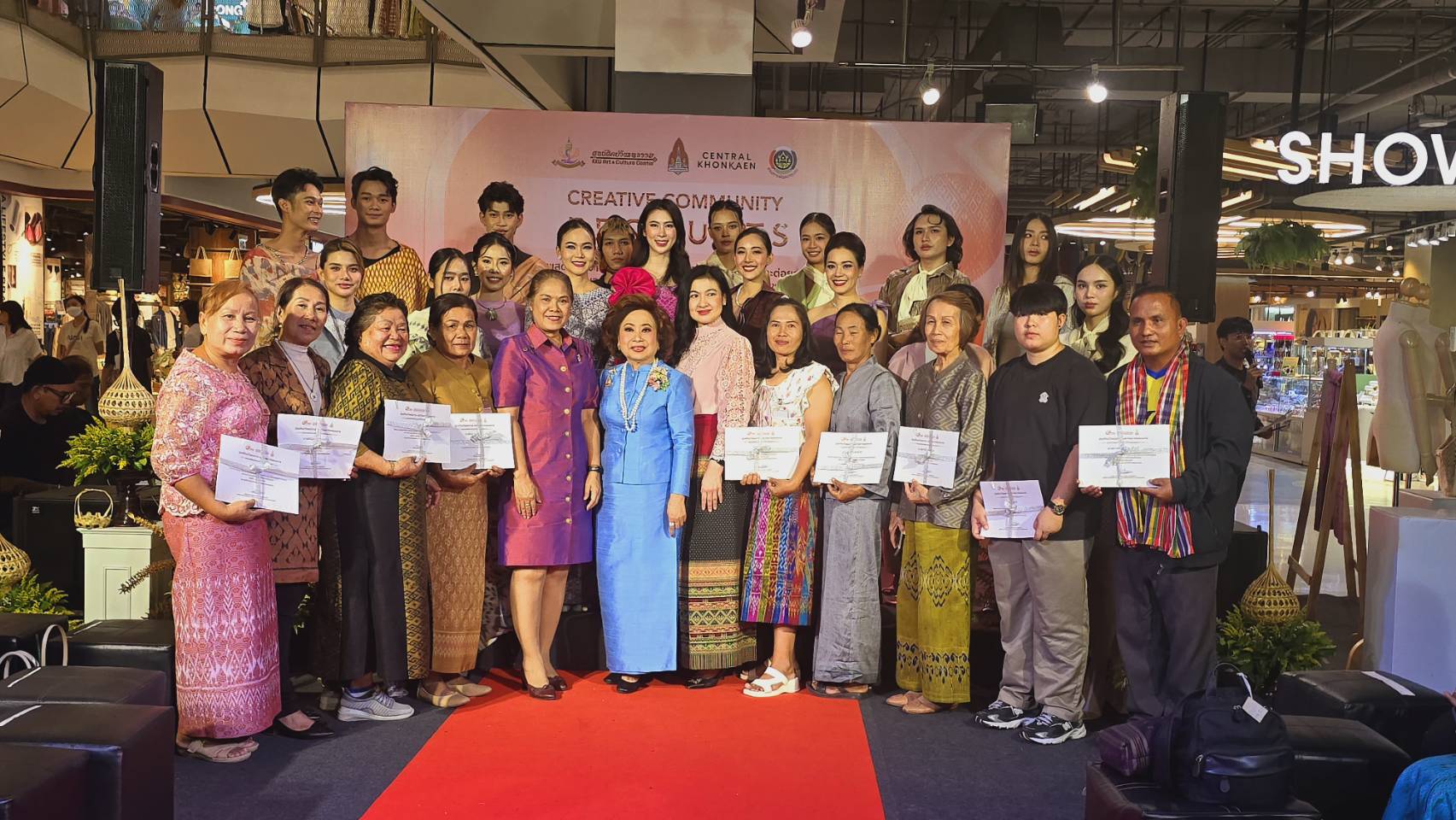 พช.ขอนแก่น : ร่วมพิธีเปิดงานนิทรรศการโชว์ผลงานการออกแบบผลิตภัณฑ์ “โครงการอบรมเชิงปฏิบัติการพัฒนาและต่อยอดผลิตภัณฑ์ชุมชนอย่างสร้างสรรค์ให้เกิดการมีส่วนร่วมในชุมชน”