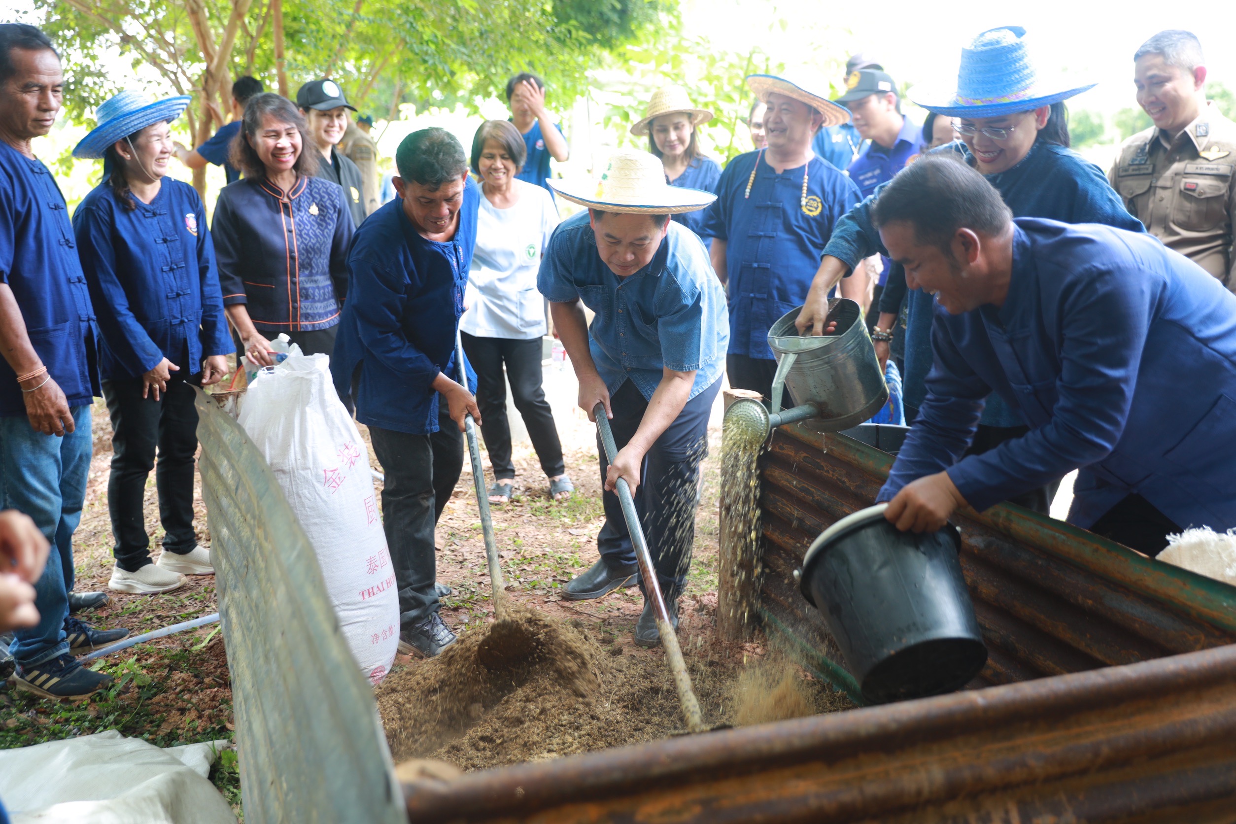 จังหวัดขอนแก่น : จัดกิจกรรมทางนี้มีผล ผู้คนรักกัน น้อมนำแนวพระราชดำริฯ สู่ปฏิบัติการปลูกผักสวนครัวเพื่อสร้างความมั่นคงทางอาหารอย่างยั่งยืน ในพื้นที่ อำเภอหนองสองห้อง