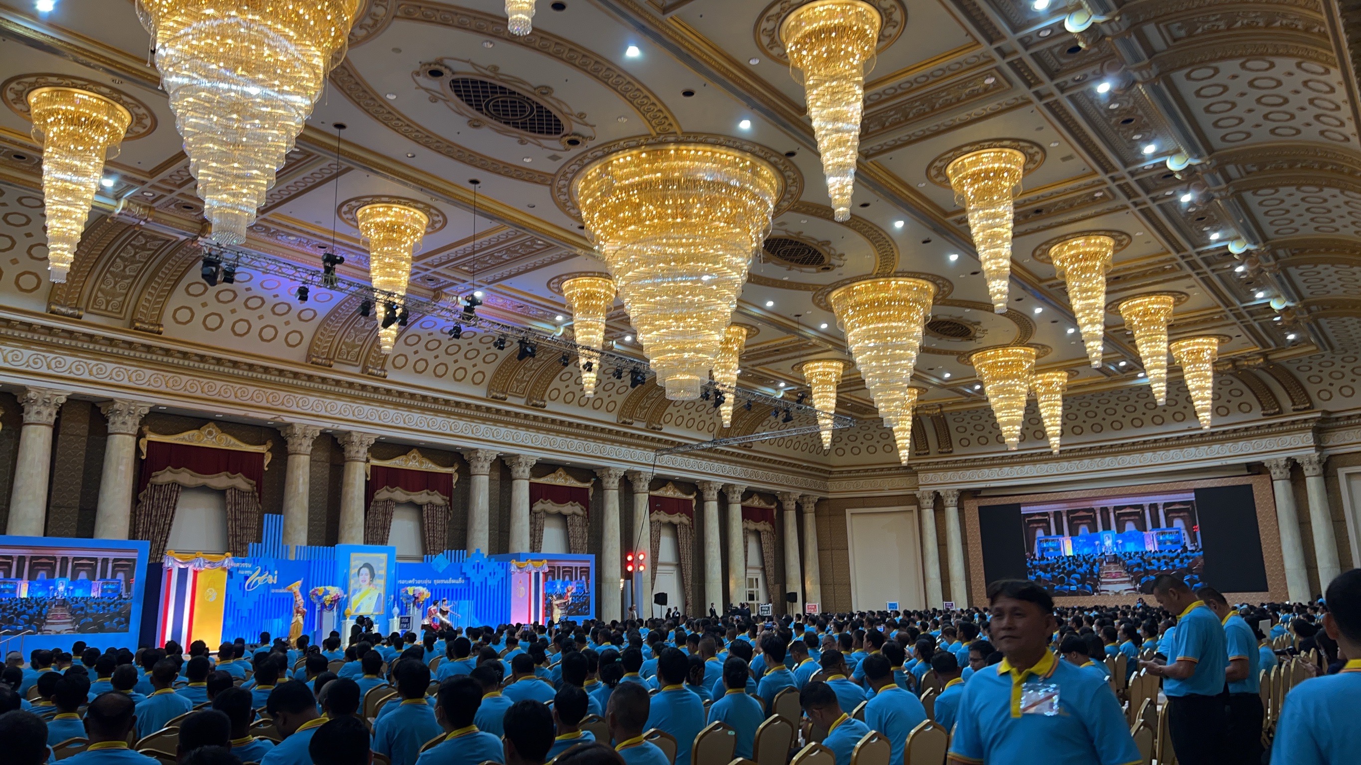 จังหวัดขอนแก่น : ผู้ว่าฯ ขอนแก่น เฝ้ารับเสด็จฯ พระบาทสมเด็จพระเจ้าอยู่หัว และสมเด็จพระนางเจ้าฯ พระบรมราชินี และเข้าเฝ้าฯ รับพระราชทานเงินพระราชทานขวัญถุงกองทุนแม่ของแผ่นดิน ในงานมหกรรมกองทุนแม่ของแผ่นดิน ประจำปี 2567