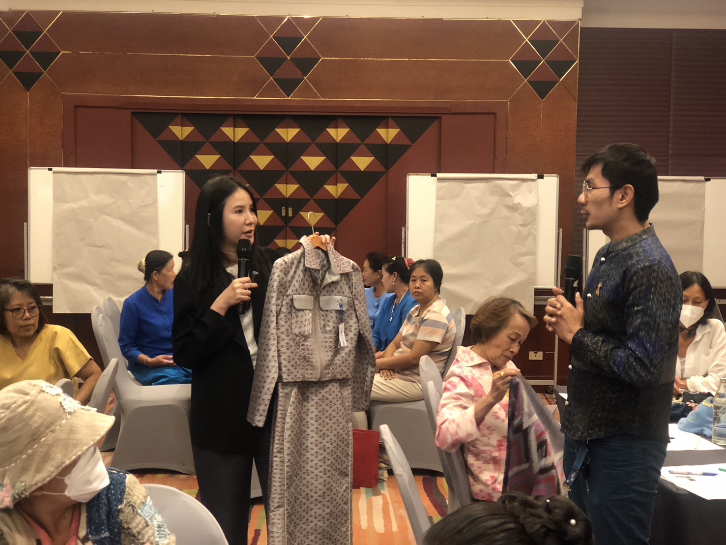 พช.ขอนแก่น : ร่วมประชุมเชิงปฏิบัติการภายใต้โครงการพัฒนายกระดับผลิตภัณฑ์/วัตถุดิบท้องถิ่น ด้วย Soft Power ด้านFashion & Craft ณ โรงแรมพูลแมน อำเภอเมืองขอนแก่น จังหวัดขอนแก่น