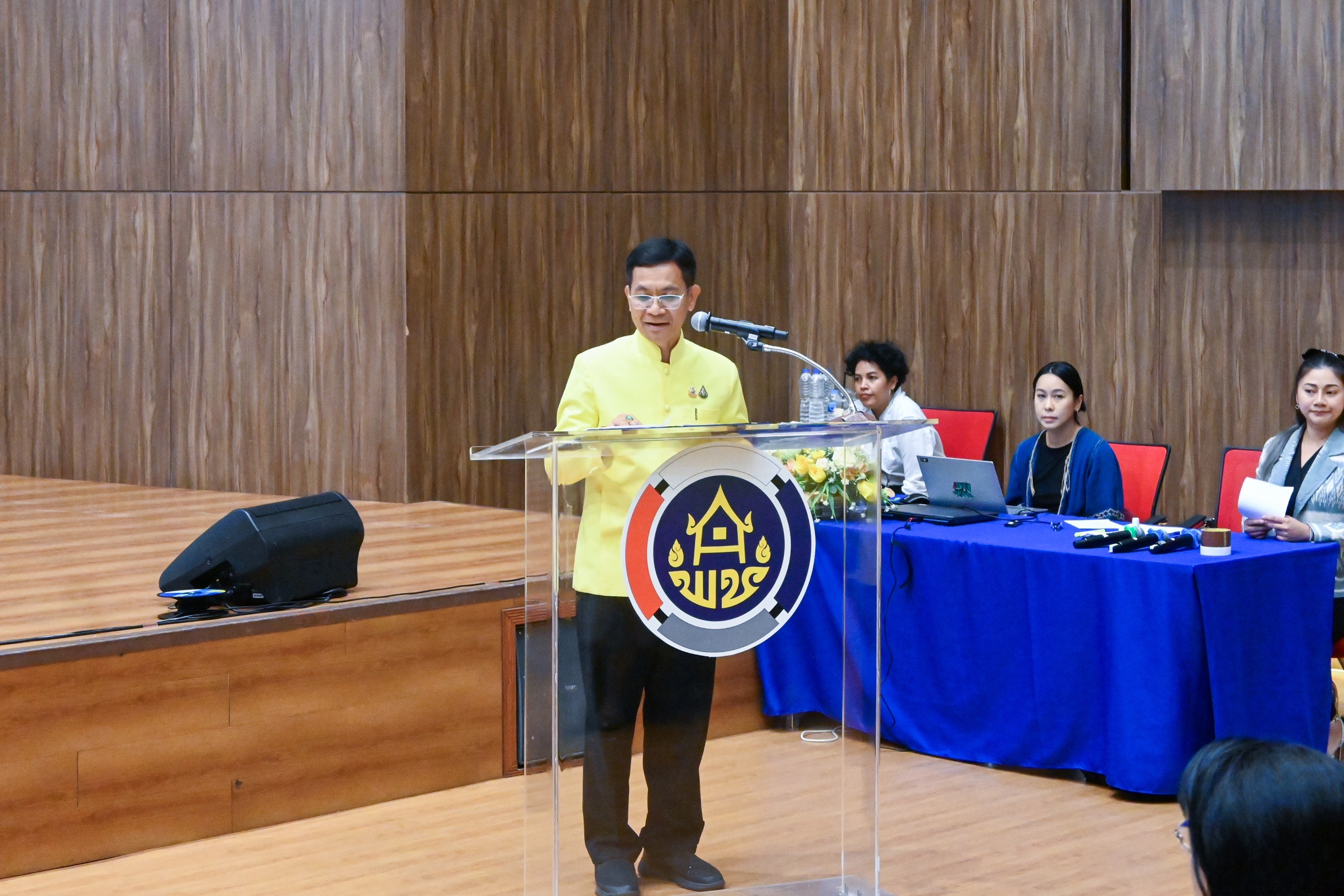 จังหวัดขอนแก่น : กรมการพัฒนาชุมชน ดำเนินการจัดประชุมวิชาการ Symposium การพัฒนาองค์ความรู้เพื่อการพัฒนาผลิตภัณฑ์สู่สากล ประจำปี 2567 Thai Textiles Trend Book Spring/Summer 2025 จุดดำเนินการที่ 3 จังหวัดขอนแก่น