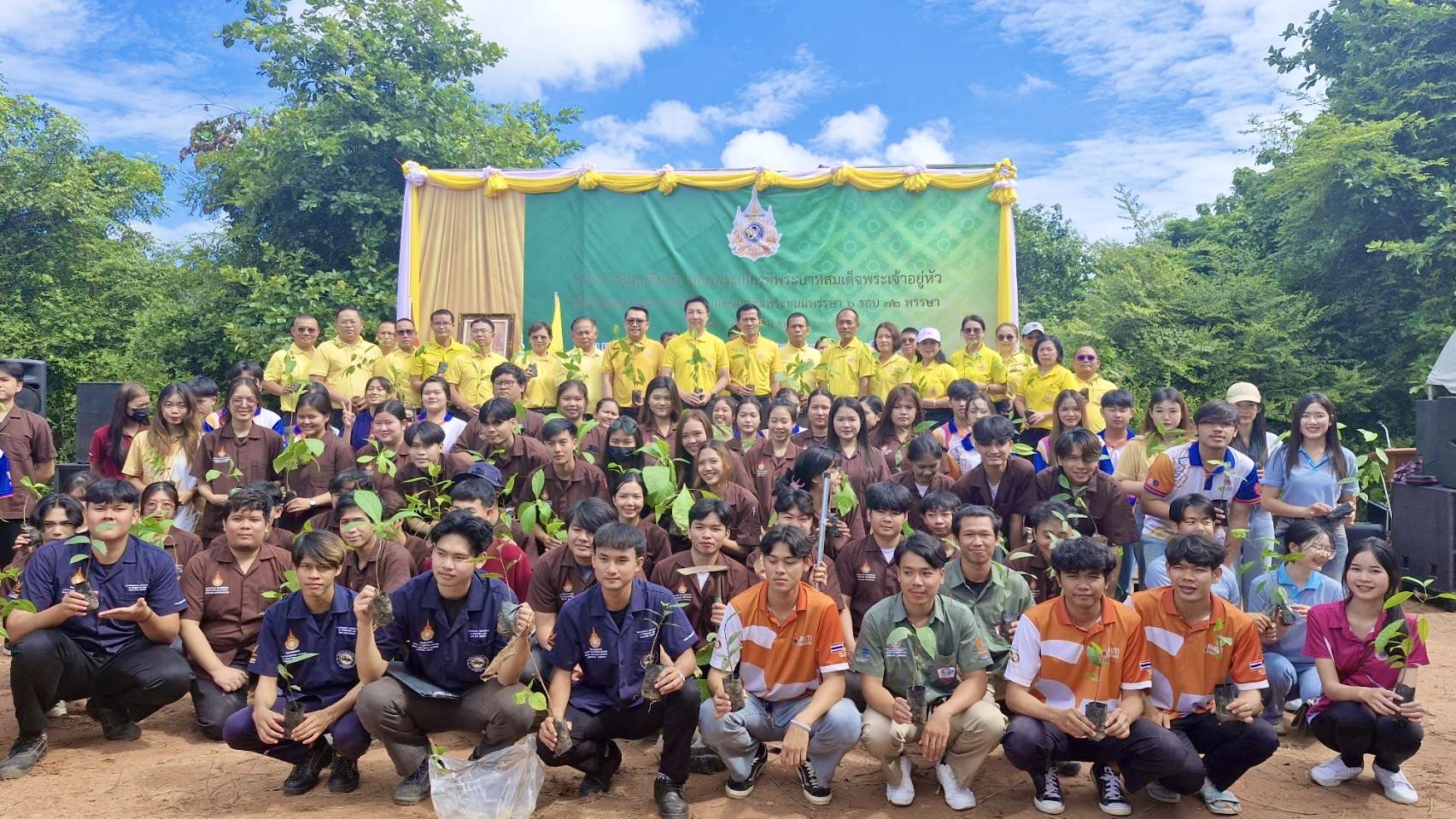 พช. ขอนแก่น ร่วมกิจกรรมโครงการปลูกต้นไม้ เฉลิมพระเกียรติพระบาทสมเด็จพระเจ้าอยู่หัว เนื่องในโอกาสพระราชพิธีมหามงคลเฉลิมพระชนมพรรษา 6 รอบ 28 กรกฎาคม 2567