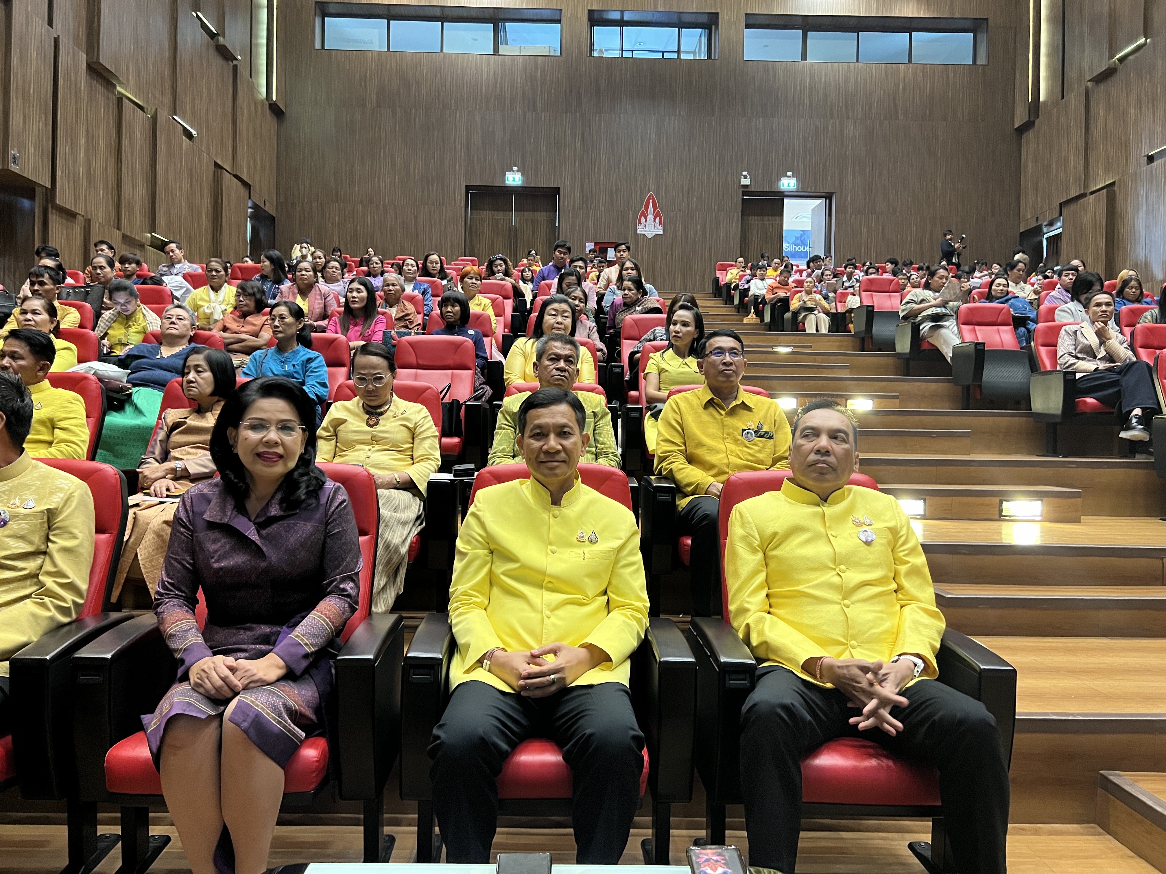 จังหวัดขอนแก่น : กรมการพัฒนาชุมชน ดำเนินการจัดประชุมวิชาการ Symposium การพัฒนาองค์ความรู้เพื่อการพัฒนาผลิตภัณฑ์สู่สากล ประจำปี 2567 Thai Textiles Trend Book Spring/Summer 2025 จุดดำเนินการที่ 3 จังหวัดขอนแก่น