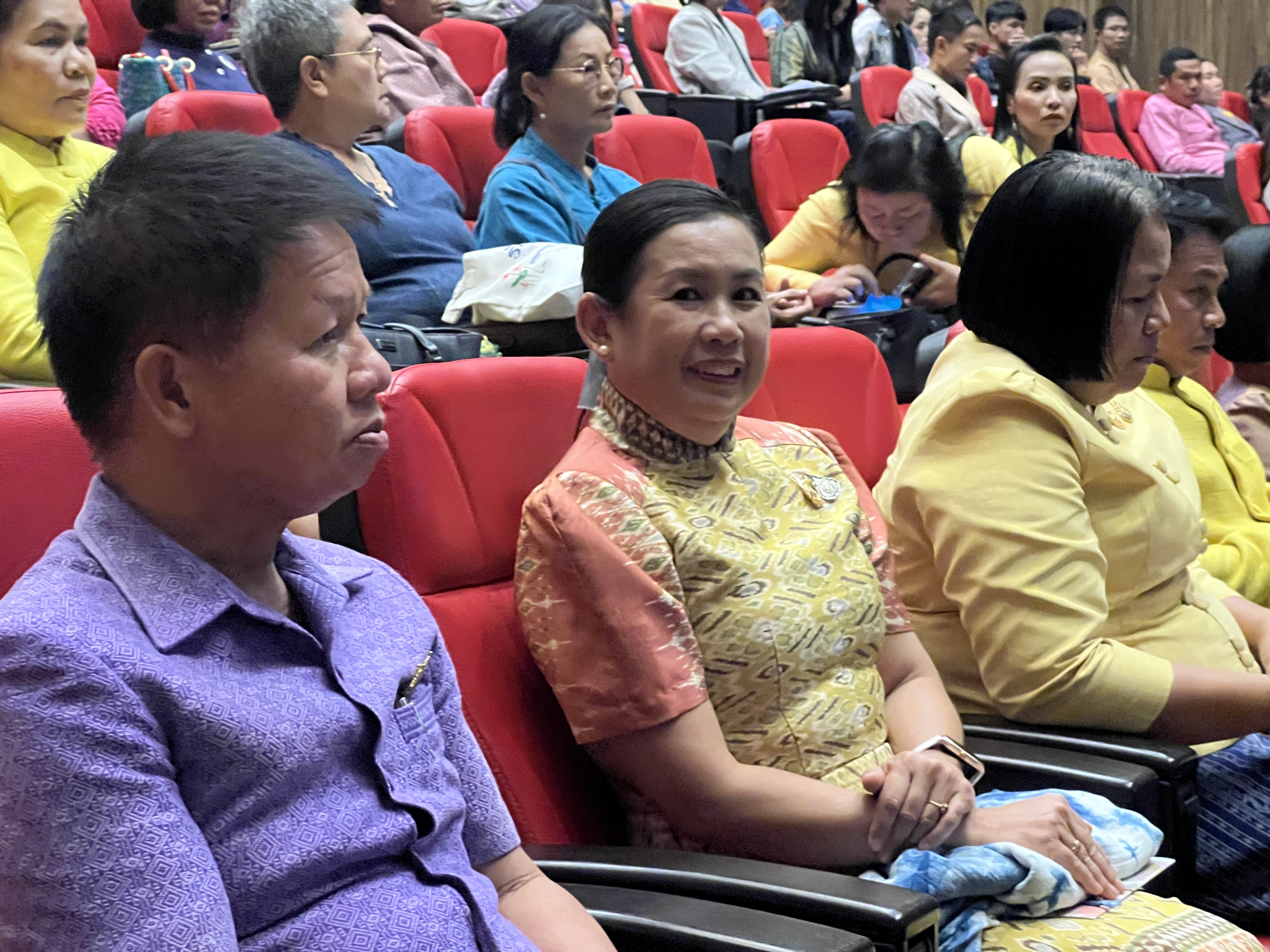 จังหวัดขอนแก่น : กรมการพัฒนาชุมชน ดำเนินการจัดประชุมวิชาการ Symposium การพัฒนาองค์ความรู้เพื่อการพัฒนาผลิตภัณฑ์สู่สากล ประจำปี 2567 Thai Textiles Trend Book Spring/Summer 2025 จุดดำเนินการที่ 3 จังหวัดขอนแก่น