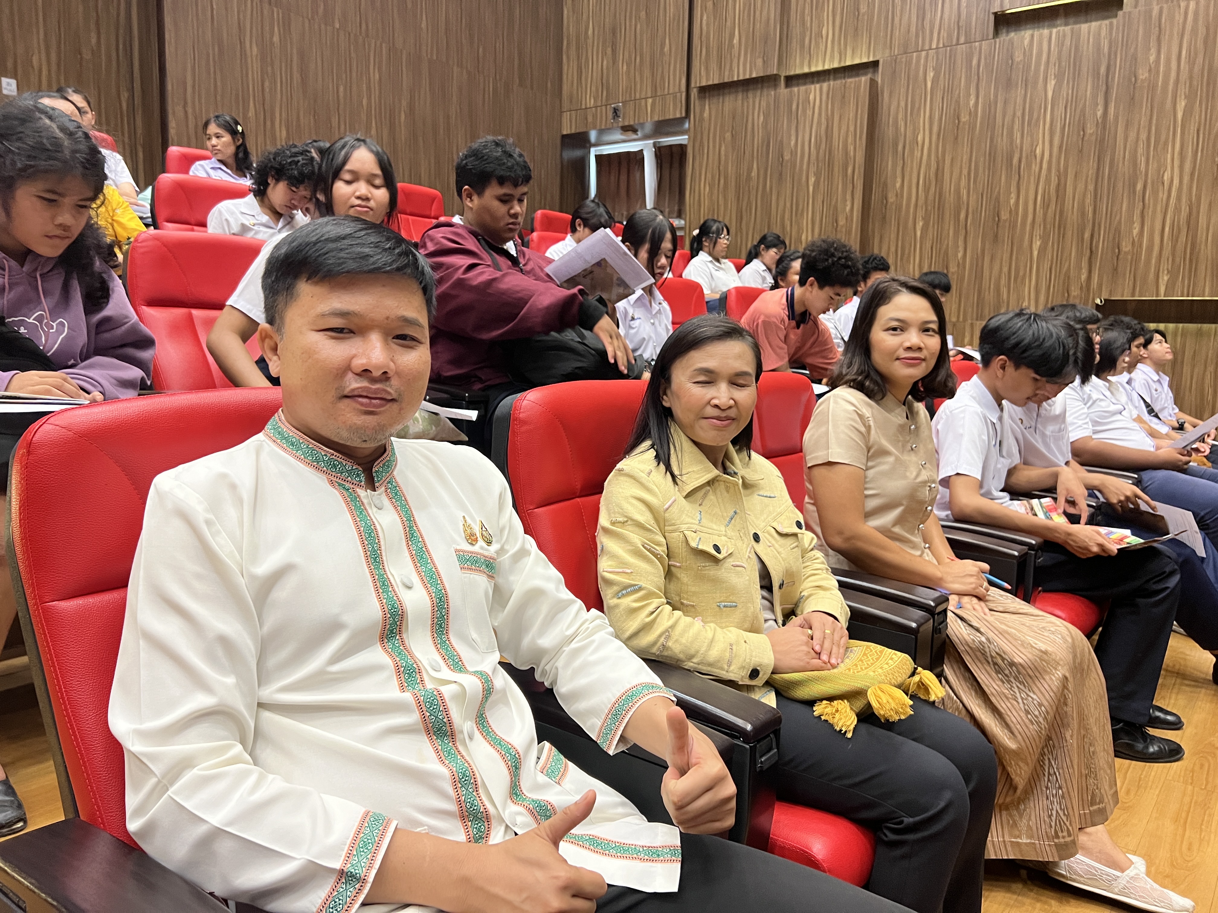 จังหวัดขอนแก่น : กรมการพัฒนาชุมชน ดำเนินการจัดประชุมวิชาการ Symposium การพัฒนาองค์ความรู้เพื่อการพัฒนาผลิตภัณฑ์สู่สากล ประจำปี 2567 Thai Textiles Trend Book Spring/Summer 2025 จุดดำเนินการที่ 3 จังหวัดขอนแก่น