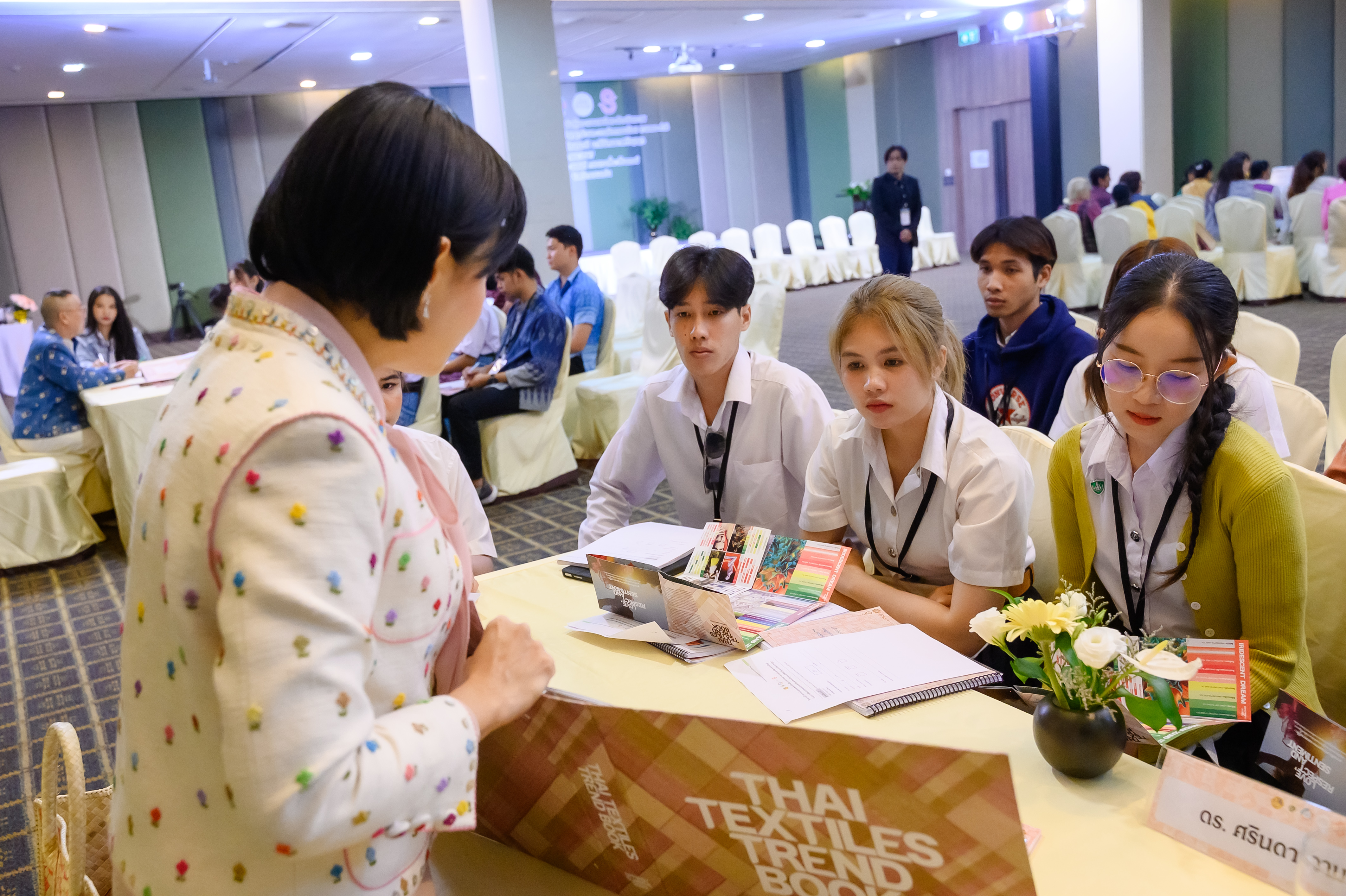 จังหวัดขอนแก่น : มหาดไทย สนองแนวพระดำริ “ผ้าไทยใส่ให้สนุก” ในสมเด็จพระเจ้าลูกเธอ เจ้าฟ้าสิริวัณณวรีฯ เปิดการประชุมเชิงปฏิบัติการสร้างการรับรู้และเผยแพร่พระอัจฉริยภาพทางด้านการยกระดับและพัฒนามรดกภูมิปัญญาผ้าและหัตถกรรมไทยตามพระดำริ สมเด็จพระเจ้าลูกเธอ เจ้าฟ้าสิริวัณณวรี นารีรัตนราชกัญญา ครั้งที่ 5