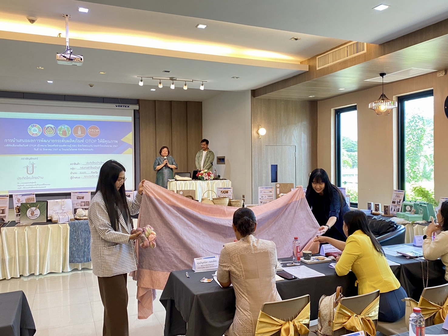 จังหวัดขอนแก่น : จัดโครงการพัฒนาศักยภาพเครือข่ายองค์ความรู้ (Knowledge – Based OTOP :KBO) จังหวัดขอนแก่น โดยจัดกิจกรรมประชุมคัดเลือก