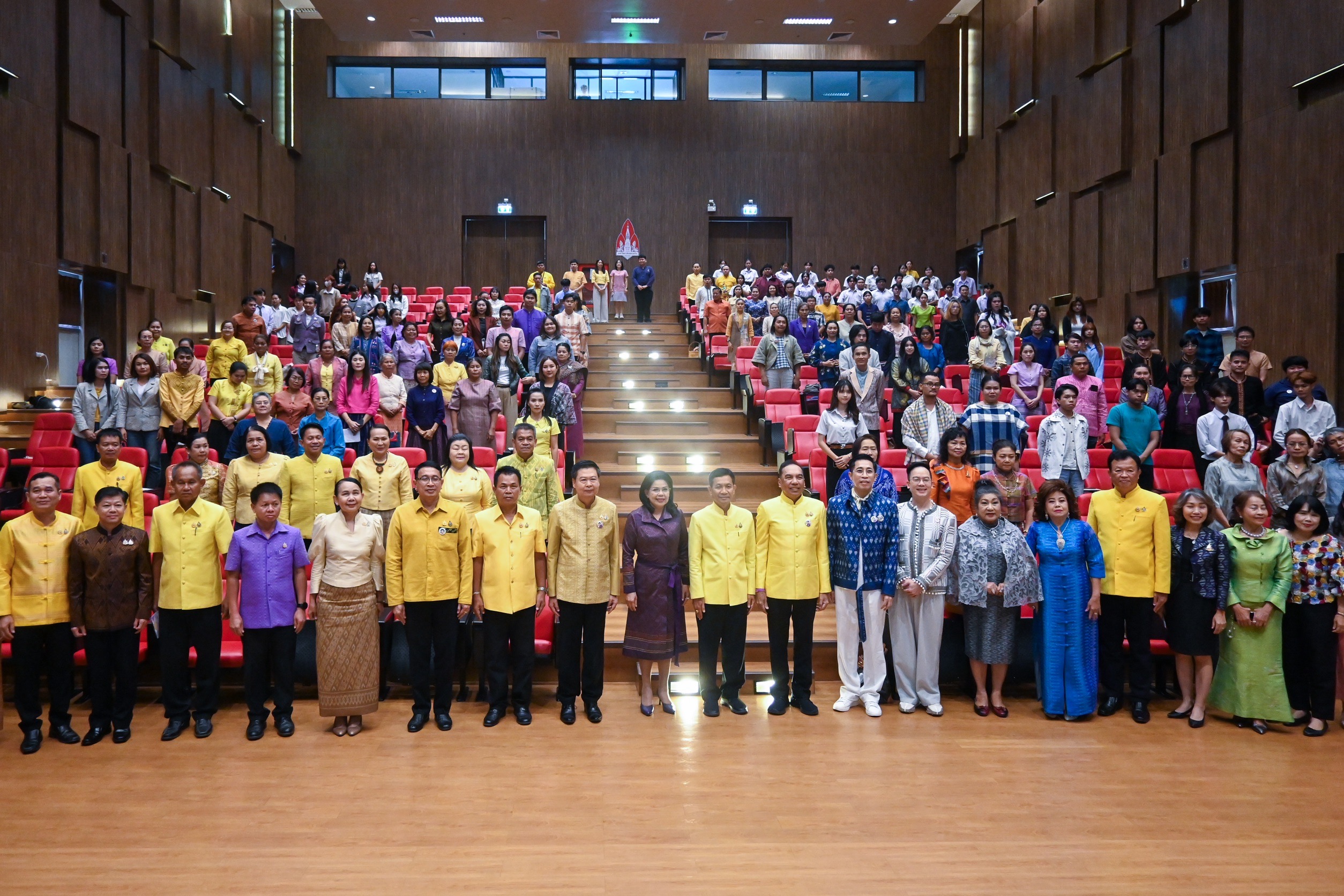จังหวัดขอนแก่น : กรมการพัฒนาชุมชน ดำเนินการจัดประชุมวิชาการ Symposium การพัฒนาองค์ความรู้เพื่อการพัฒนาผลิตภัณฑ์สู่สากล ประจำปี 2567 Thai Textiles Trend Book Spring/Summer 2025 จุดดำเนินการที่ 3 จังหวัดขอนแก่น