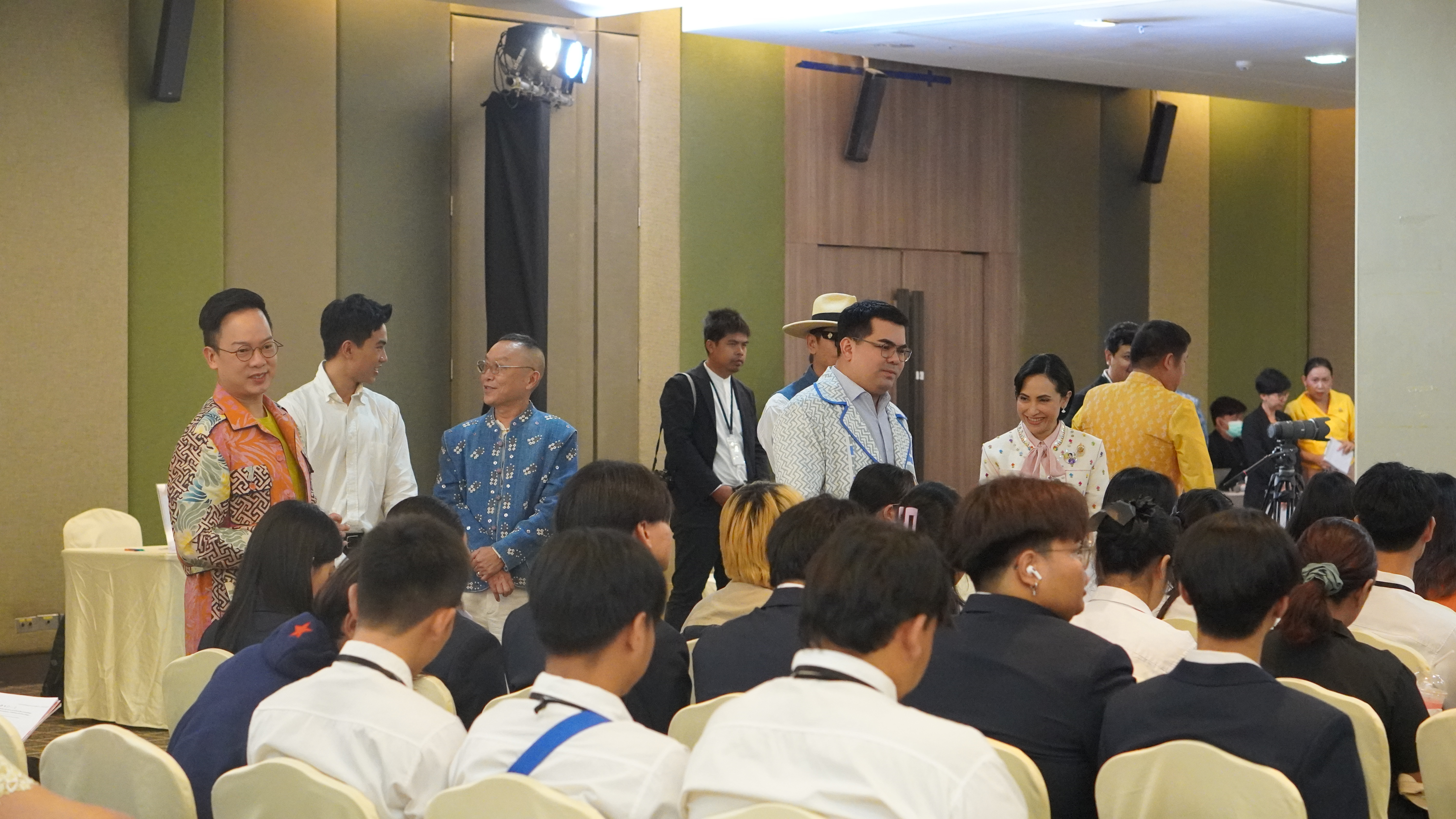 จังหวัดขอนแก่น : มหาดไทย สนองแนวพระดำริ “ผ้าไทยใส่ให้สนุก” ในสมเด็จพระเจ้าลูกเธอ เจ้าฟ้าสิริวัณณวรีฯ เปิดการประชุมเชิงปฏิบัติการสร้างการรับรู้และเผยแพร่พระอัจฉริยภาพทางด้านการยกระดับและพัฒนามรดกภูมิปัญญาผ้าและหัตถกรรมไทยตามพระดำริ สมเด็จพระเจ้าลูกเธอ เจ้าฟ้าสิริวัณณวรี นารีรัตนราชกัญญา ครั้งที่ 5