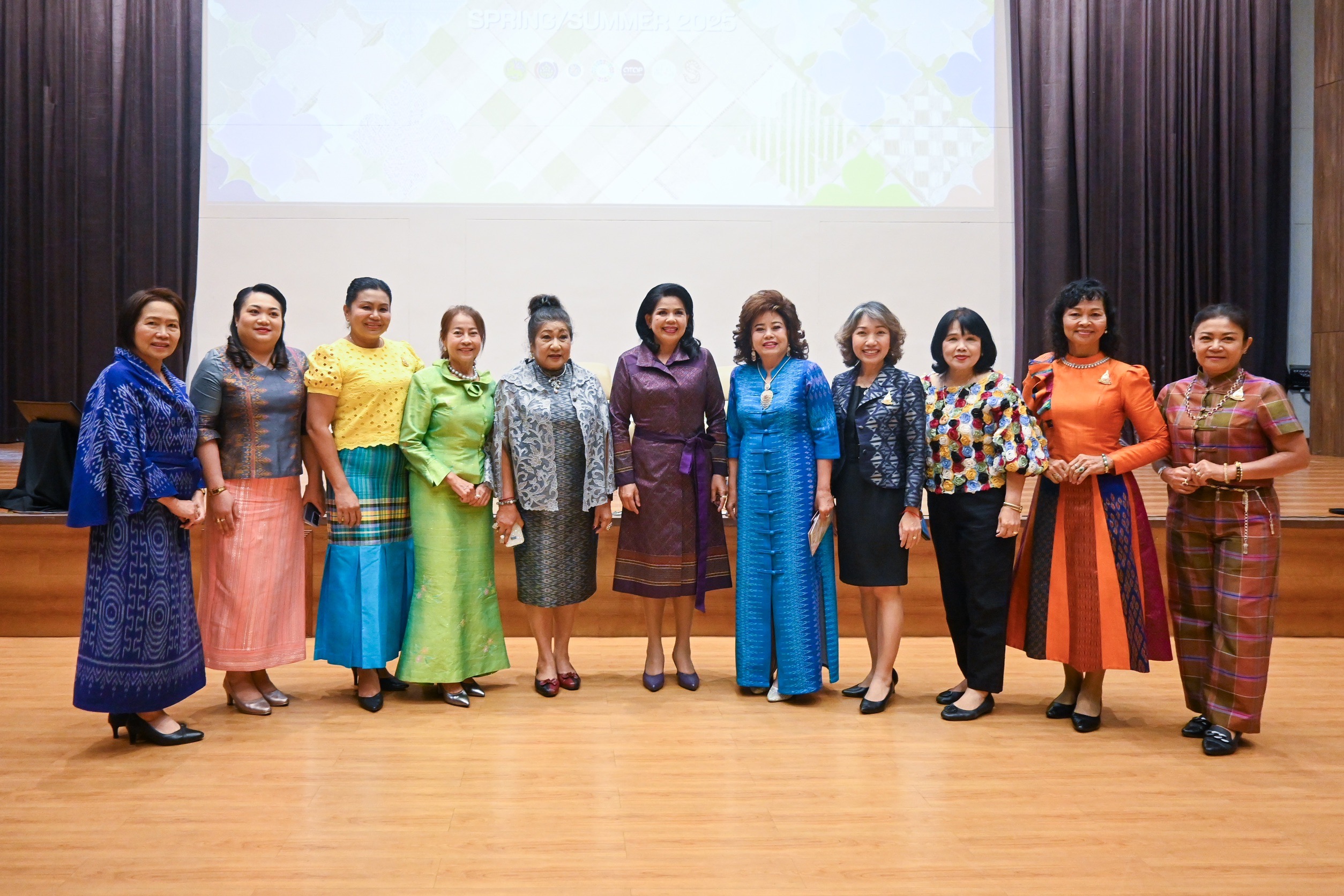 จังหวัดขอนแก่น : กรมการพัฒนาชุมชน ดำเนินการจัดประชุมวิชาการ Symposium การพัฒนาองค์ความรู้เพื่อการพัฒนาผลิตภัณฑ์สู่สากล ประจำปี 2567 Thai Textiles Trend Book Spring/Summer 2025 จุดดำเนินการที่ 3 จังหวัดขอนแก่น