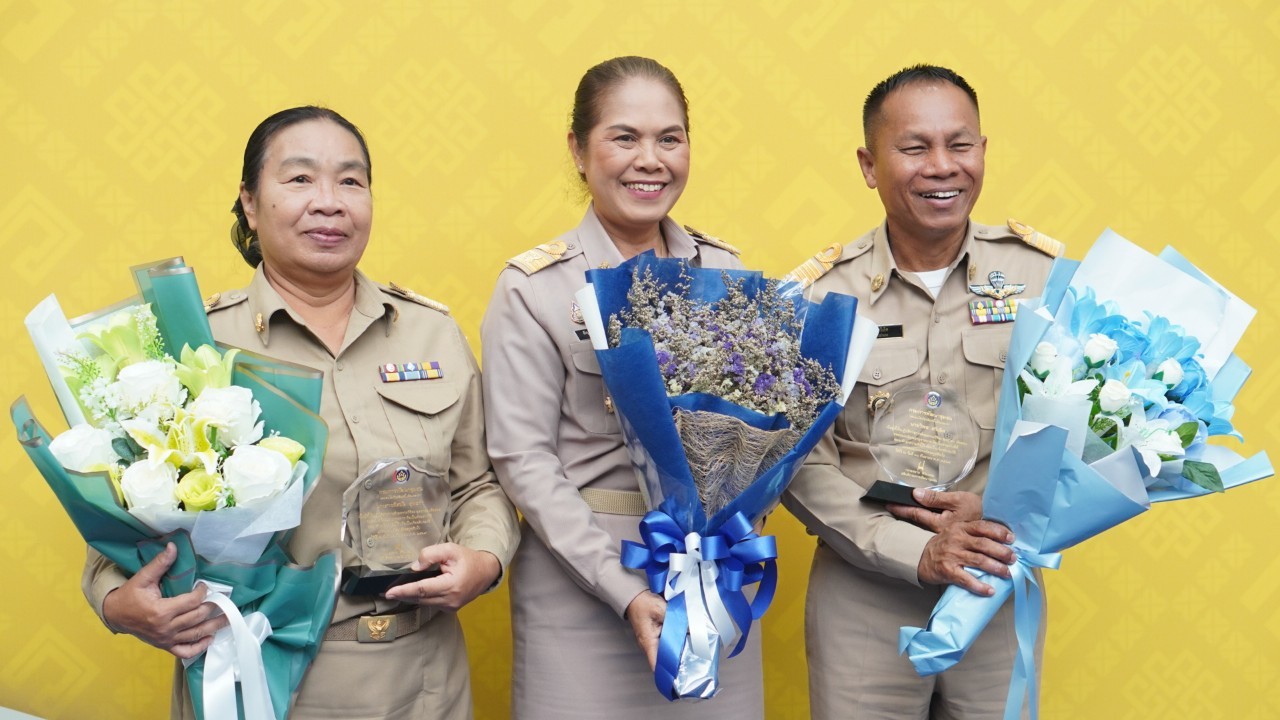 พช.ขอนแก่น : ร่วมงานประกาศนโยบายและทิศทางการพัฒนาชุมชน ประจำปี พ.ศ. 2568 และรับรางวัลการขับเคลื่อนภารกิจสำคัญที่อธิบดีกรมการพัฒนาชุมชนเน้นย้ำ ประจำปีงบประมาณ พ.ศ. 2567
