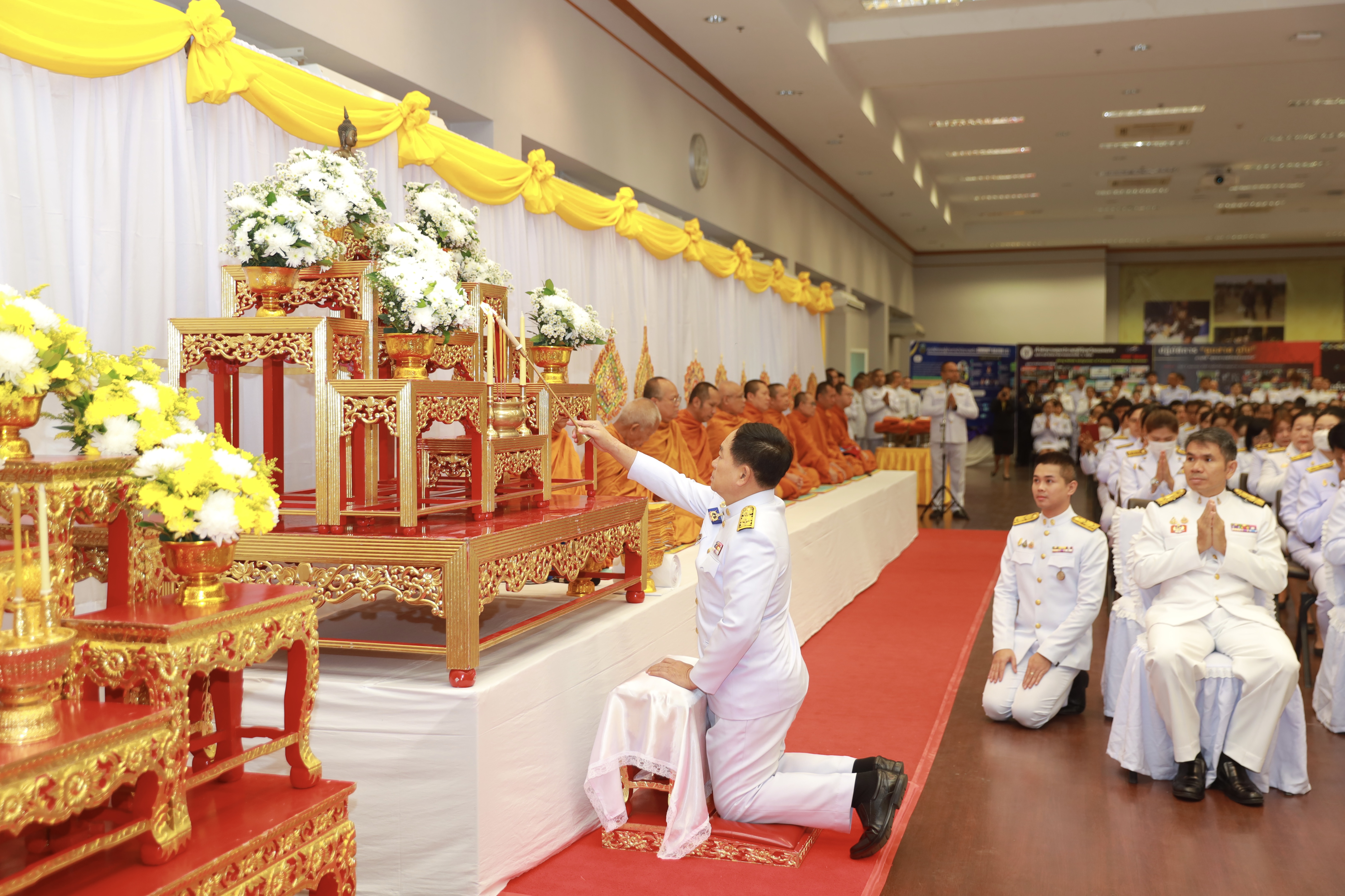 จังหวัดขอนแก่น : จัดกิจกรรมน้อมรำลึกในพระมหากรุณาธิคุณ พิธีสวดพระพุทธมนต์ถวายเป็นพระราชกุศล และวางพวงมาลาถวายราชสักการะเนื่องในโอกาส “วันนวมินทรมหาราช”วันคล้ายวันสวรรคต พระบาทสมเด็จพระบรมชนกาธิเบศร มหาภูมิพลอดุลยเดชมหาราช บรมนาถบพิตร