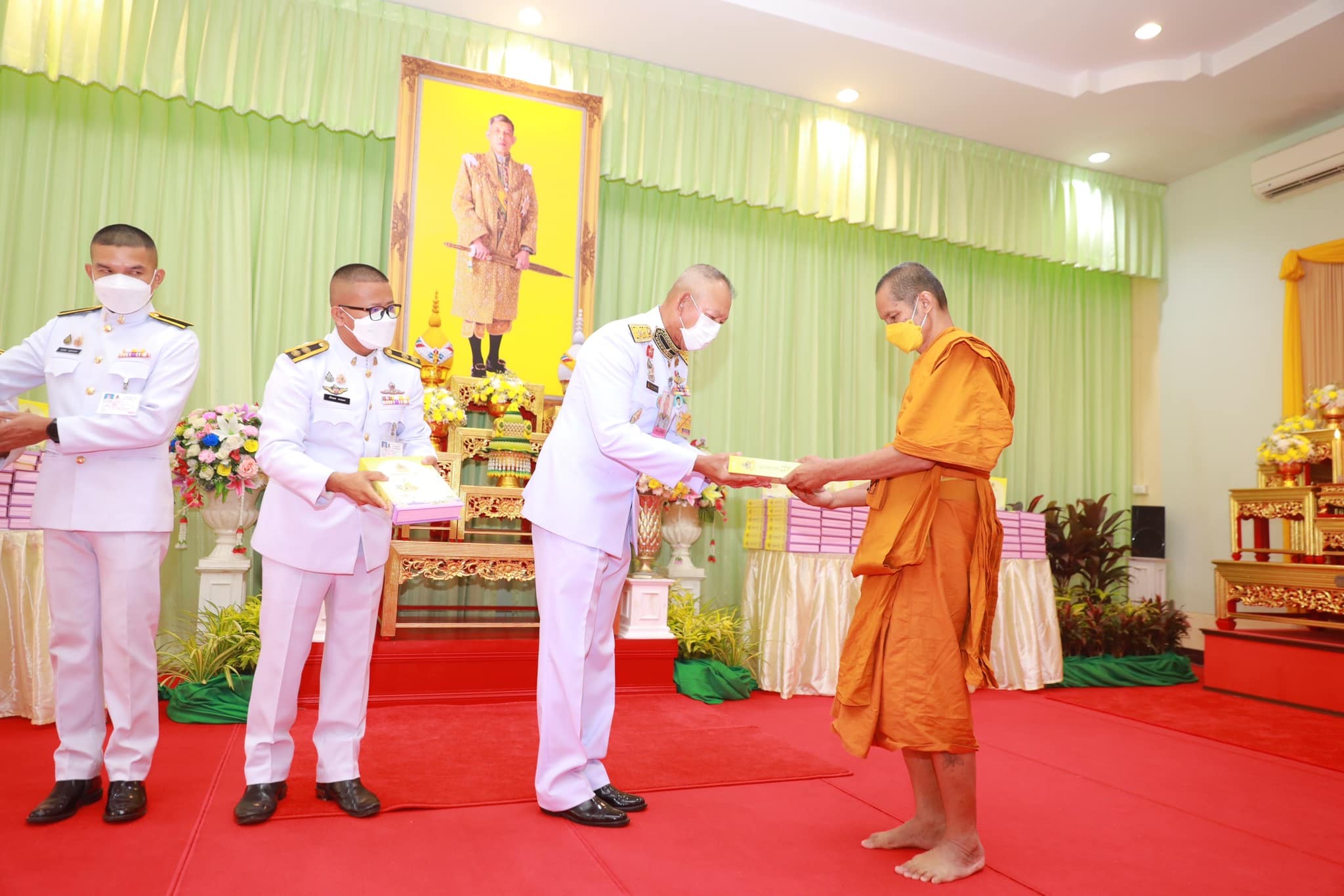 จังหวัดขอนแก่น : พระบาทสมเด็จพระเจ้าอยู่หัว ทรงพระกรุณาโปรดเกล้าฯ เชิญหนังสือ ธรรมนาวา “วัง” และสิ่งของพระราชทาน ถวายแด่ พระสงฆ์ ในพื้นที่จังหวัดขอนแก่น