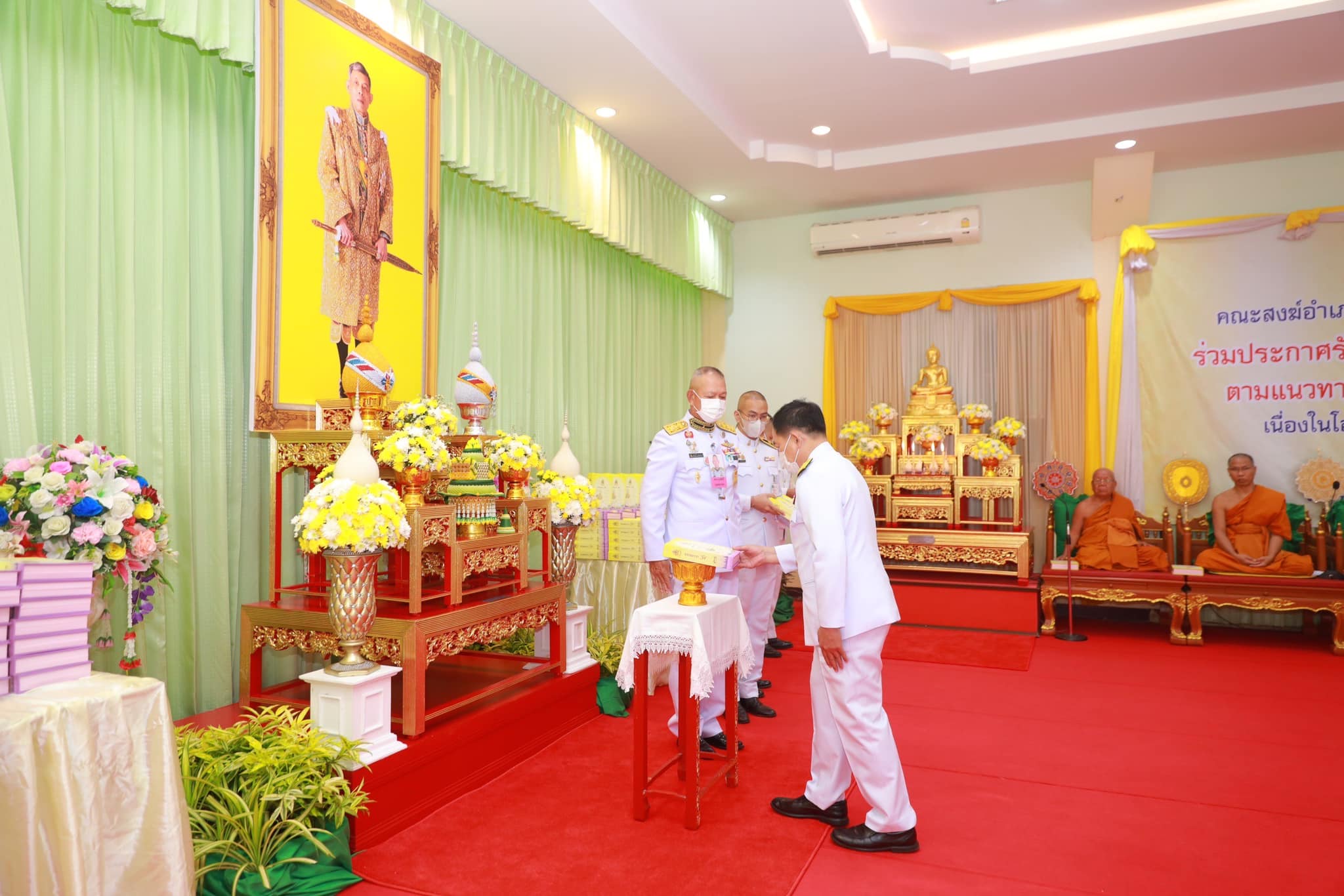 จังหวัดขอนแก่น : พระบาทสมเด็จพระเจ้าอยู่หัว ทรงพระกรุณาโปรดเกล้าฯ เชิญหนังสือ ธรรมนาวา “วัง” และสิ่งของพระราชทาน ถวายแด่ พระสงฆ์ ในพื้นที่จังหวัดขอนแก่น