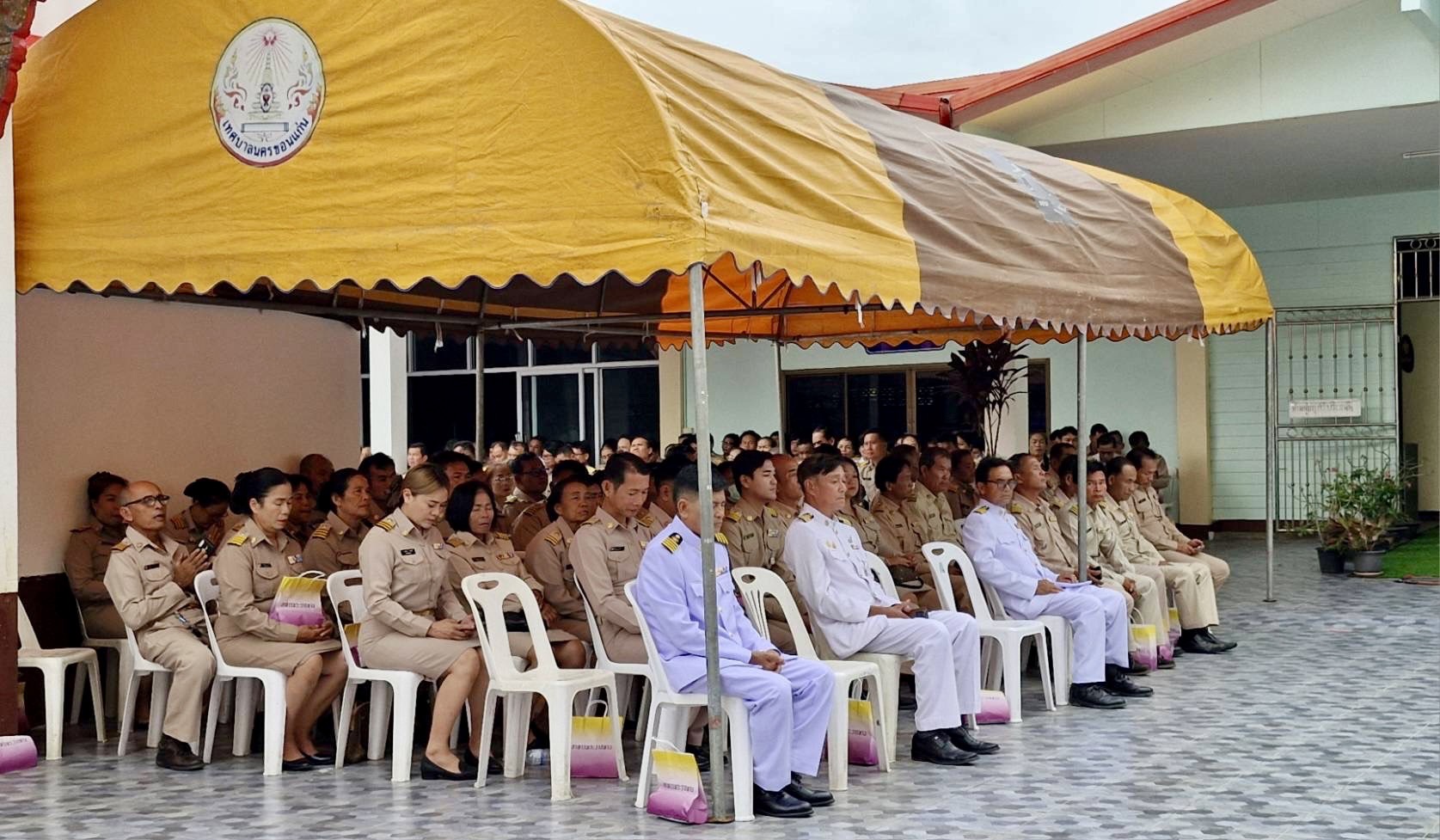 จังหวัดขอนแก่น : พระบาทสมเด็จพระเจ้าอยู่หัว ทรงพระกรุณาโปรดเกล้าฯ เชิญหนังสือ ธรรมนาวา “วัง” และสิ่งของพระราชทาน ถวายแด่ พระสงฆ์ ในพื้นที่จังหวัดขอนแก่น