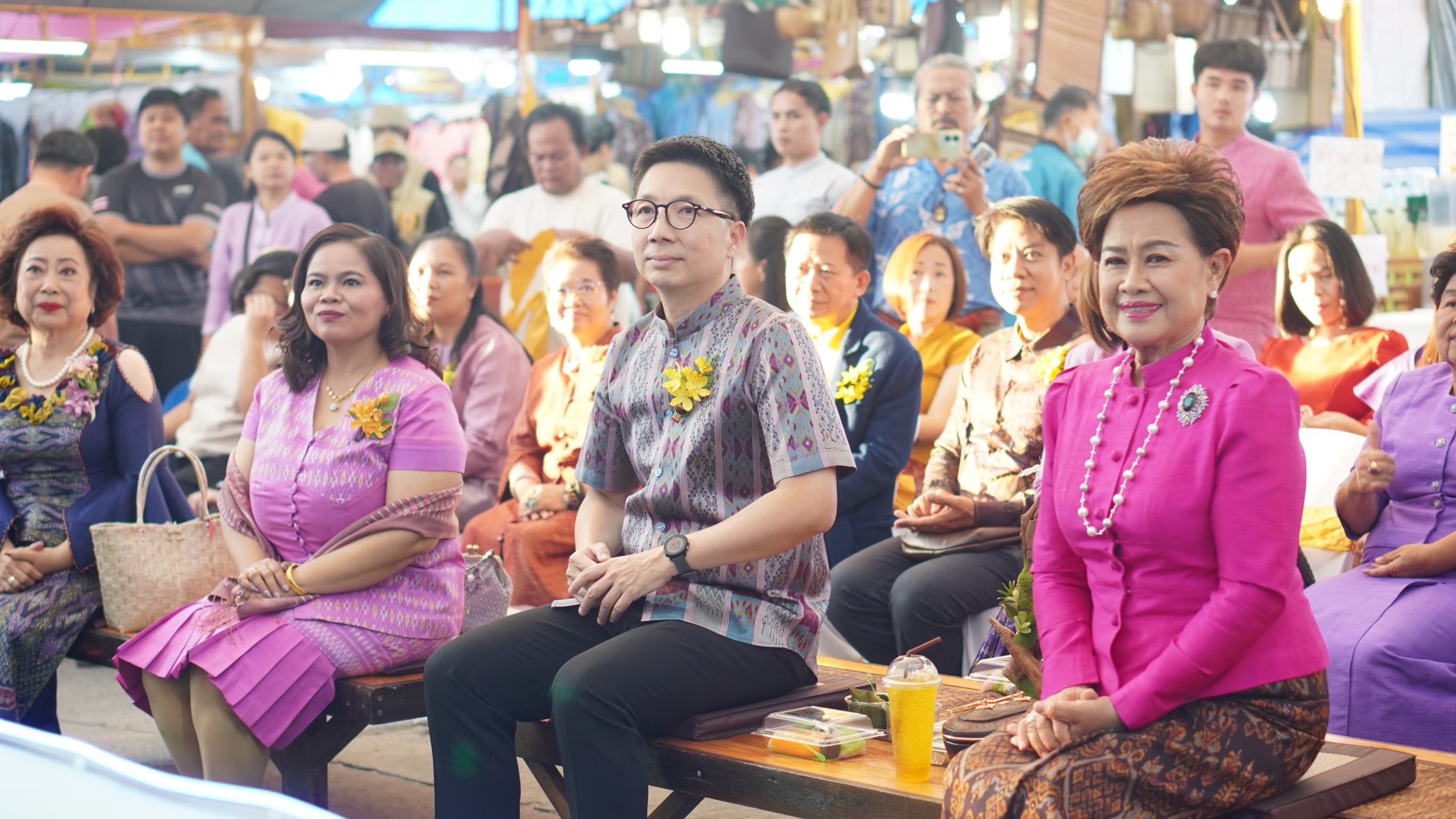 จังหวัดขอนแก่น : เปิดการจัดแสดงและจำหน่ายสินค้าหนึ่งตำบล หนึ่งผลิตภัณฑ์ OTOP ภายใต้แนวคิด  “OTOP สร้างคุณค่า สีสัน ภูมิปัญญาไทย” ในงานเทศกาลไหม ฯ ประจำปี 2567