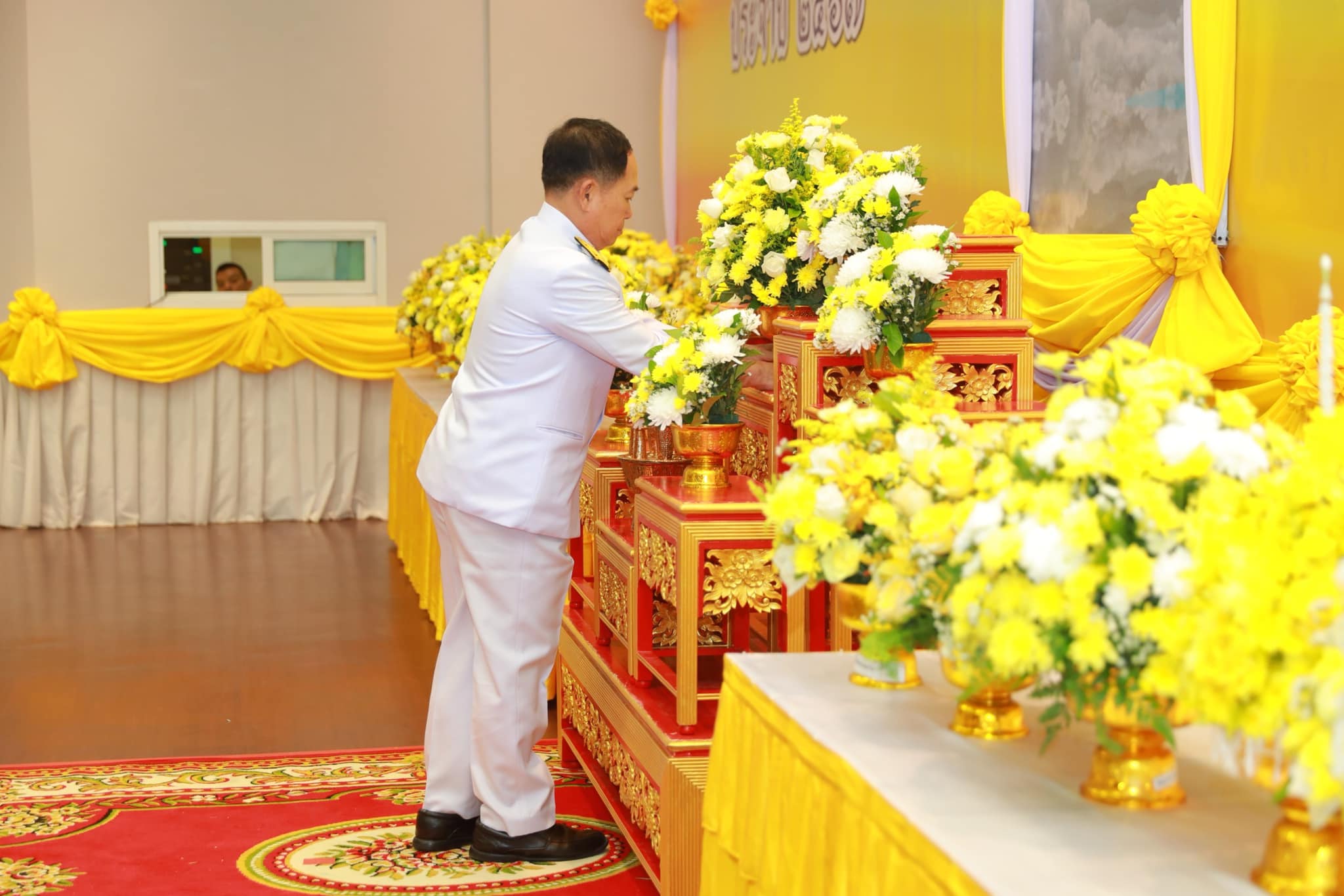 พช. ขอนแก่น : ร่วมประกอบพิธีวางพานพุ่มดอกไม้สด ถวายราชสักการะ เนื่องในวันพระบิดาแห่งฝนหลวง
