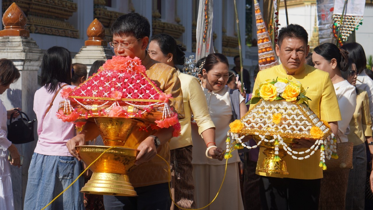 พช.ขอนแก่น : อธิบดีกรมการพัฒนาชุมชน (นายสยาม ศิริมงคล) ร่วมงานทอดมหากฐินสามัคคี วัดระหอกโพ ตำบลโนนศิลา อำเภอโนนศิลา จังหวัดขอนแก่น