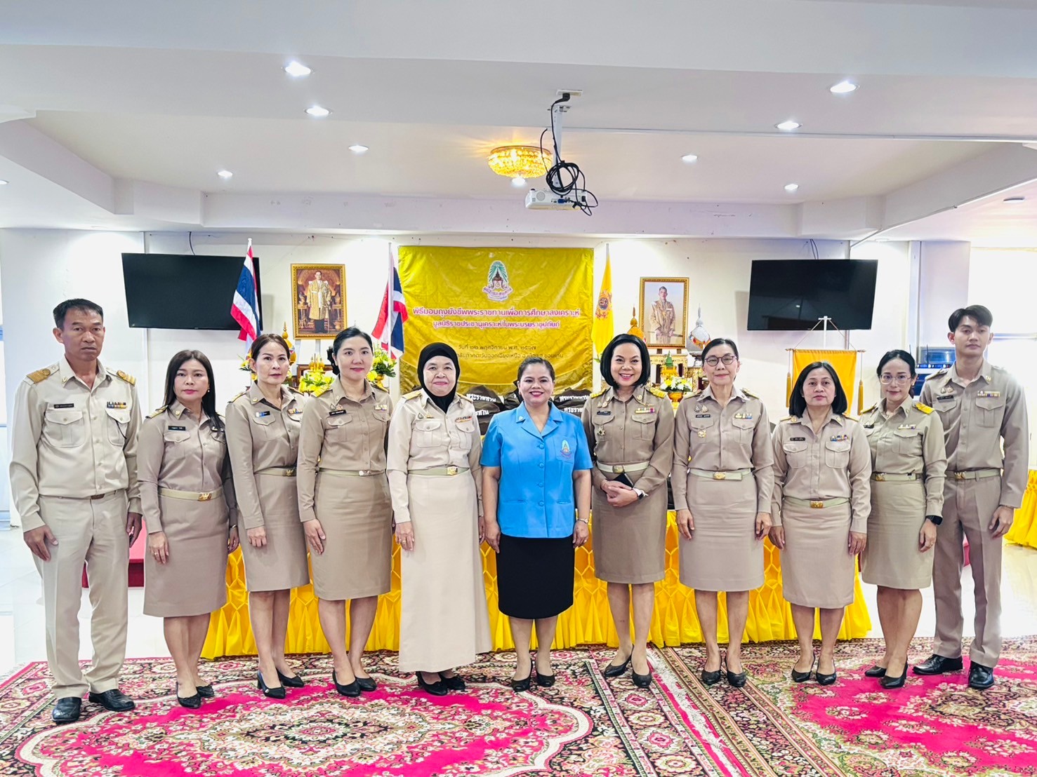 พช.ขอนแก่น : ร่วมพิธีมอบถุงยังชีพพระราชทานเพื่อการศึกษาสงเคราะห์ มูลนิธิราชประชานุเคราะห์ในพระบรมราชูปถัมภ์