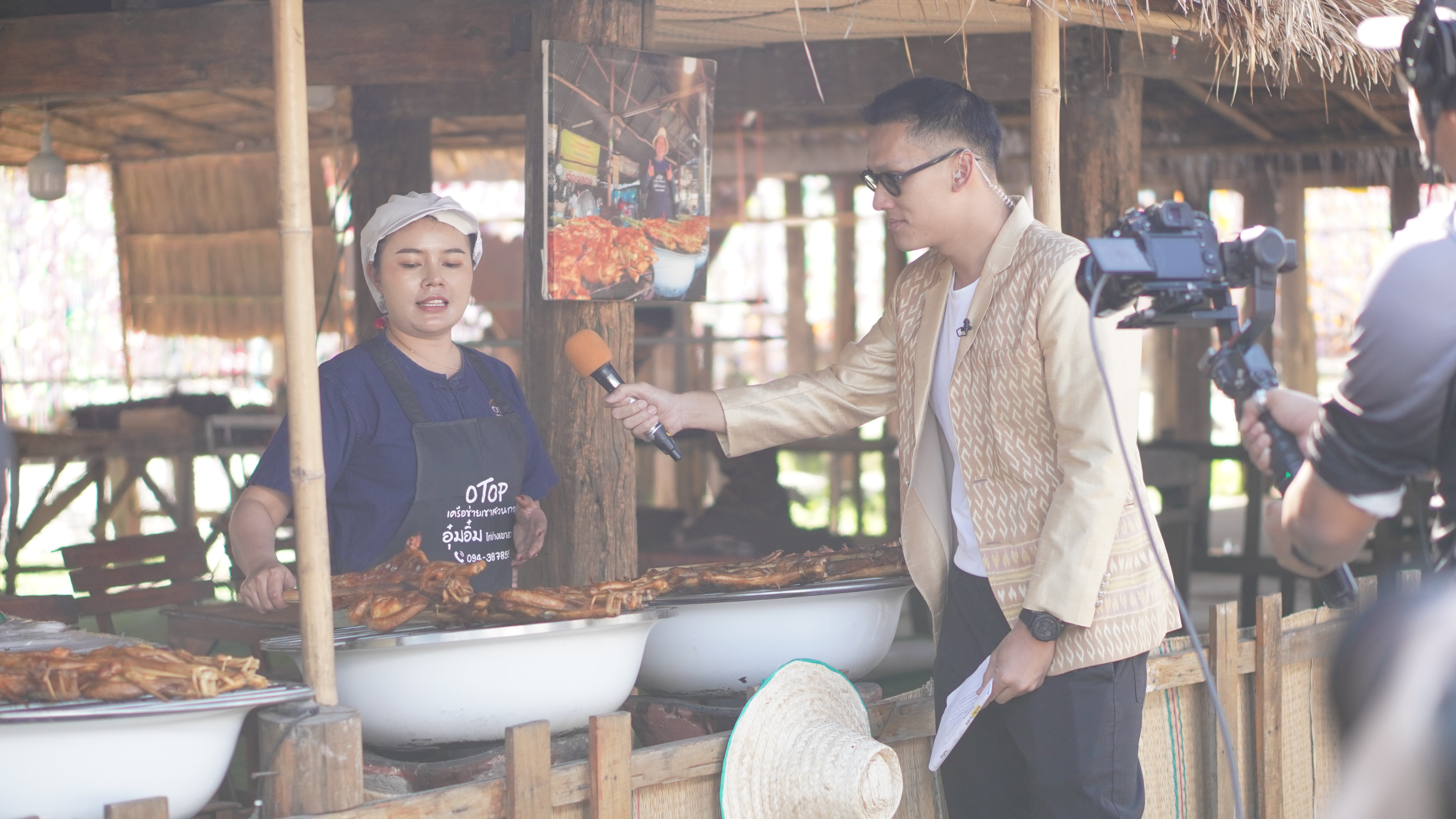 พช.ขอนแก่น : ร่วมสนับสนุนการถ่ายทอดสด ออกอากาศในรายการ “วันใหม่วาไรตี้” ทางช่องไทยพีบีเอส ณ เฮือนโบราณ วิถีไทบ้านขอนแก่น ศาลากลางจังหวัดขอนแก่น