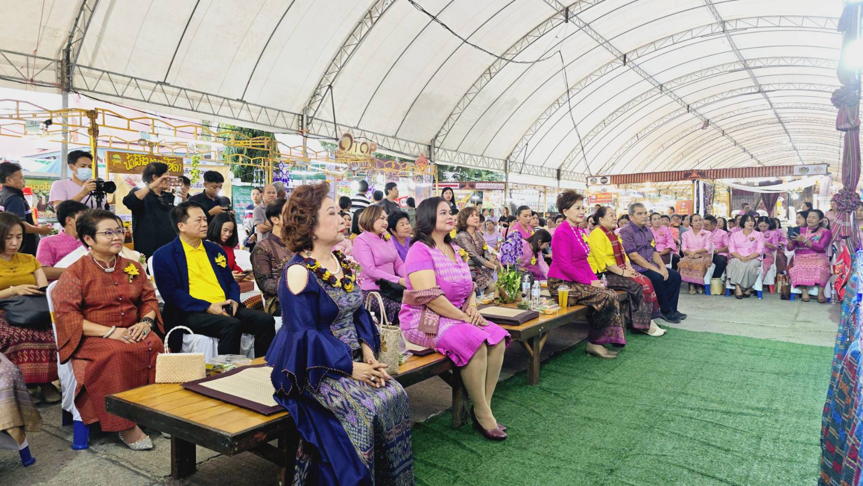 จังหวัดขอนแก่น : เปิดการจัดแสดงและจำหน่ายสินค้าหนึ่งตำบล หนึ่งผลิตภัณฑ์ OTOP ภายใต้แนวคิด  “OTOP สร้างคุณค่า สีสัน ภูมิปัญญาไทย” ในงานเทศกาลไหม ฯ ประจำปี 2567