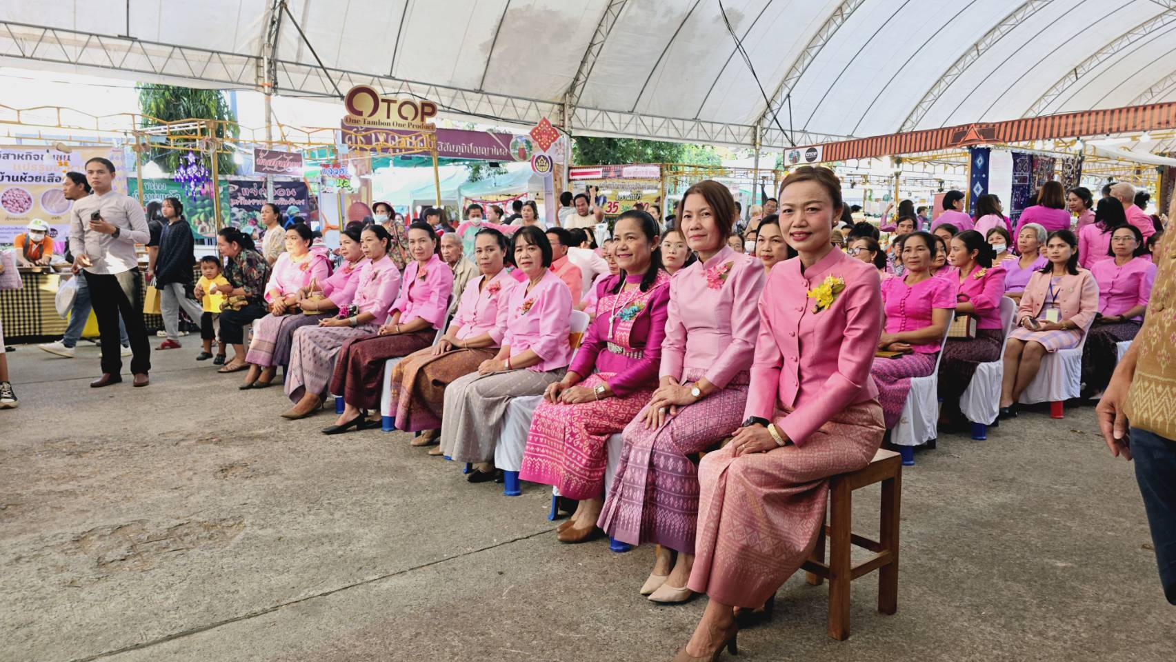 จังหวัดขอนแก่น : เปิดการจัดแสดงและจำหน่ายสินค้าหนึ่งตำบล หนึ่งผลิตภัณฑ์ OTOP ภายใต้แนวคิด  “OTOP สร้างคุณค่า สีสัน ภูมิปัญญาไทย” ในงานเทศกาลไหม ฯ ประจำปี 2567