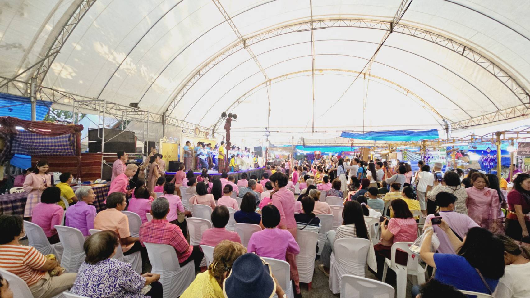 จังหวัดขอนแก่น : เปิดการจัดแสดงและจำหน่ายสินค้าหนึ่งตำบล หนึ่งผลิตภัณฑ์ OTOP ภายใต้แนวคิด  “OTOP สร้างคุณค่า สีสัน ภูมิปัญญาไทย” ในงานเทศกาลไหม ฯ ประจำปี 2567