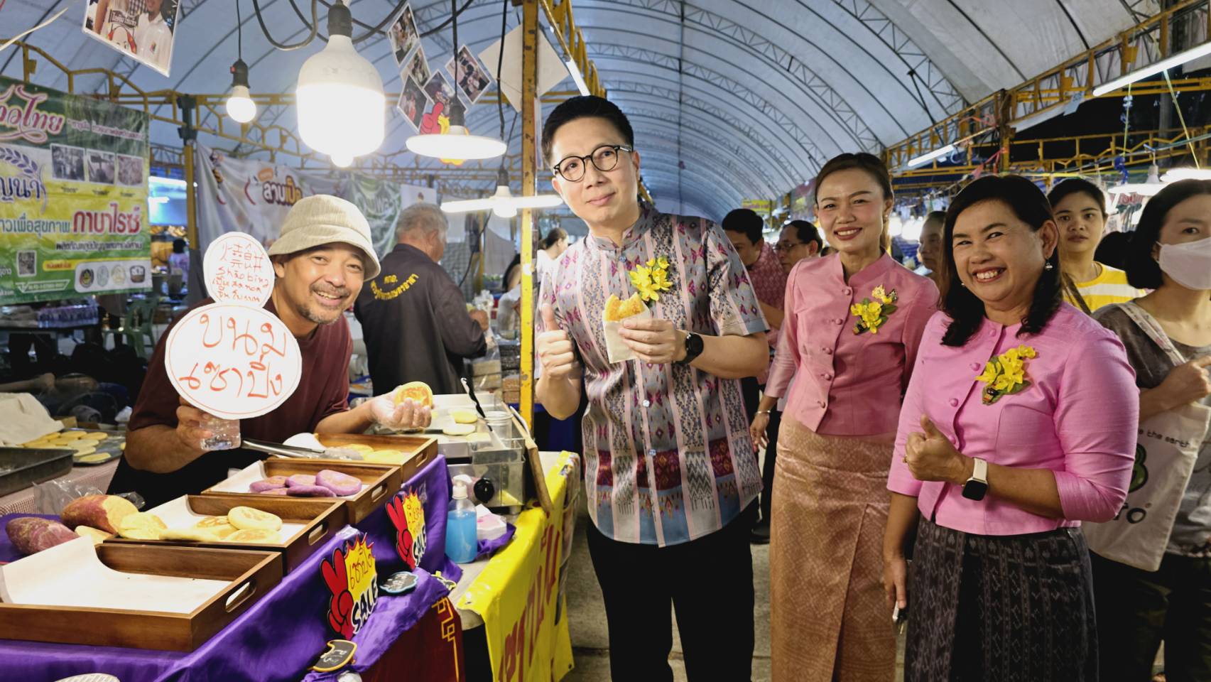 จังหวัดขอนแก่น : เปิดการจัดแสดงและจำหน่ายสินค้าหนึ่งตำบล หนึ่งผลิตภัณฑ์ OTOP ภายใต้แนวคิด  “OTOP สร้างคุณค่า สีสัน ภูมิปัญญาไทย” ในงานเทศกาลไหม ฯ ประจำปี 2567