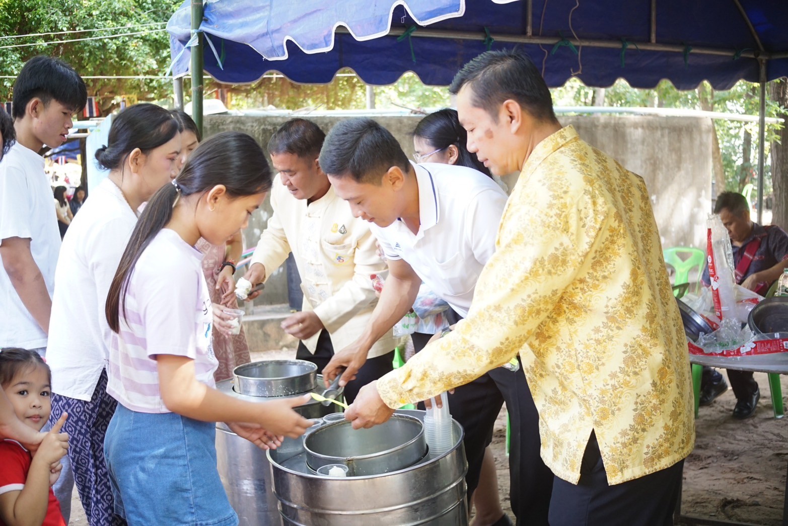 พช.ขอนแก่น : อธิบดีกรมการพัฒนาชุมชน (นายสยาม ศิริมงคล) ร่วมงานทอดมหากฐินสามัคคี วัดระหอกโพ ตำบลโนนศิลา อำเภอโนนศิลา จังหวัดขอนแก่น