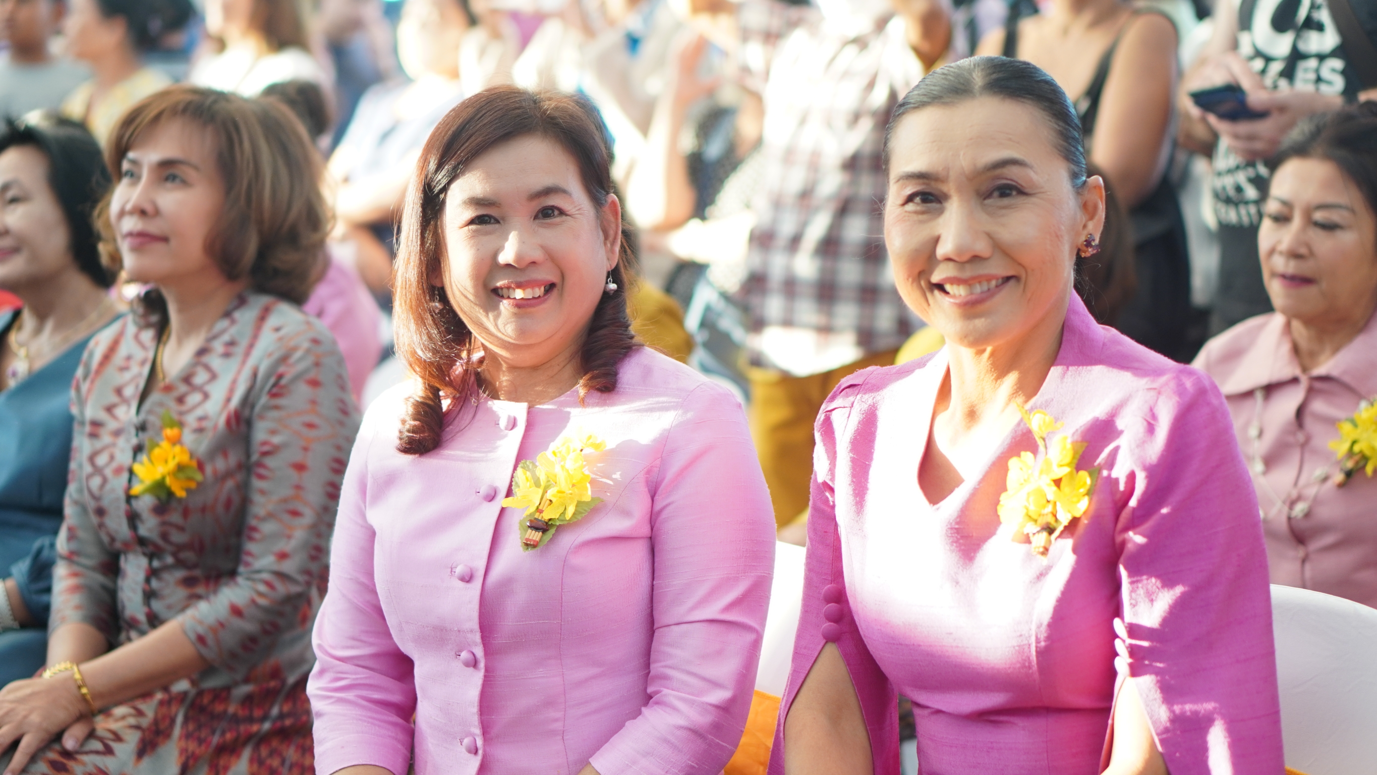 จังหวัดขอนแก่น : เปิดการจัดแสดงและจำหน่ายสินค้าหนึ่งตำบล หนึ่งผลิตภัณฑ์ OTOP ภายใต้แนวคิด  “OTOP สร้างคุณค่า สีสัน ภูมิปัญญาไทย” ในงานเทศกาลไหม ฯ ประจำปี 2567
