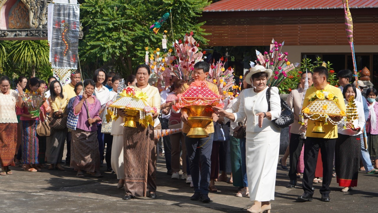 พช.ขอนแก่น : อธิบดีกรมการพัฒนาชุมชน (นายสยาม ศิริมงคล) ร่วมงานทอดมหากฐินสามัคคี วัดระหอกโพ ตำบลโนนศิลา อำเภอโนนศิลา จังหวัดขอนแก่น