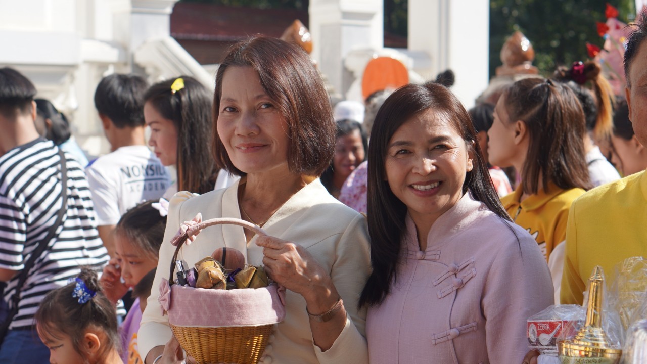 พช.ขอนแก่น : อธิบดีกรมการพัฒนาชุมชน (นายสยาม ศิริมงคล) ร่วมงานทอดมหากฐินสามัคคี วัดระหอกโพ ตำบลโนนศิลา อำเภอโนนศิลา จังหวัดขอนแก่น