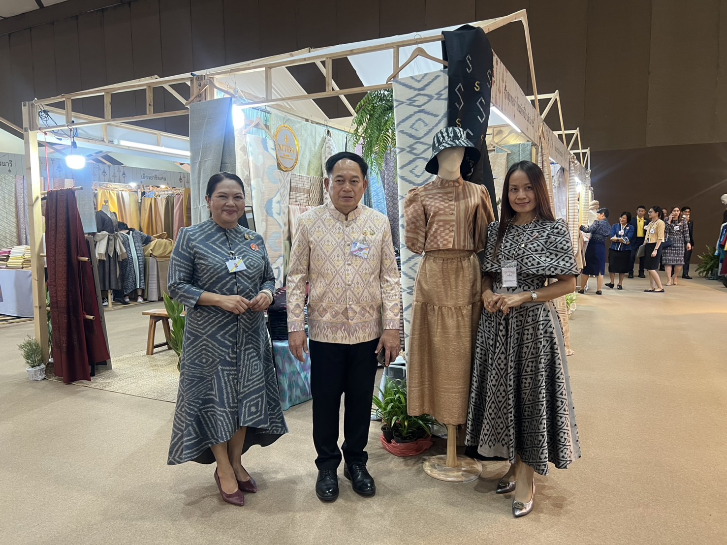 จังหวัดขอนแก่น : ร่วมงาน Silk Festival 2024 สู่การพัฒนาที่ยั่งยืน ภายใต้แนวคิด Silk Success Sustainability ต่อยอดภูมิปัญญาผ้าไทย เพื่อยกระดับสู่สากล และพัฒนาอย่างยั่งยืน จัดโดยกรมการพัฒนาชุมชน กระทรวงมหาดไทย