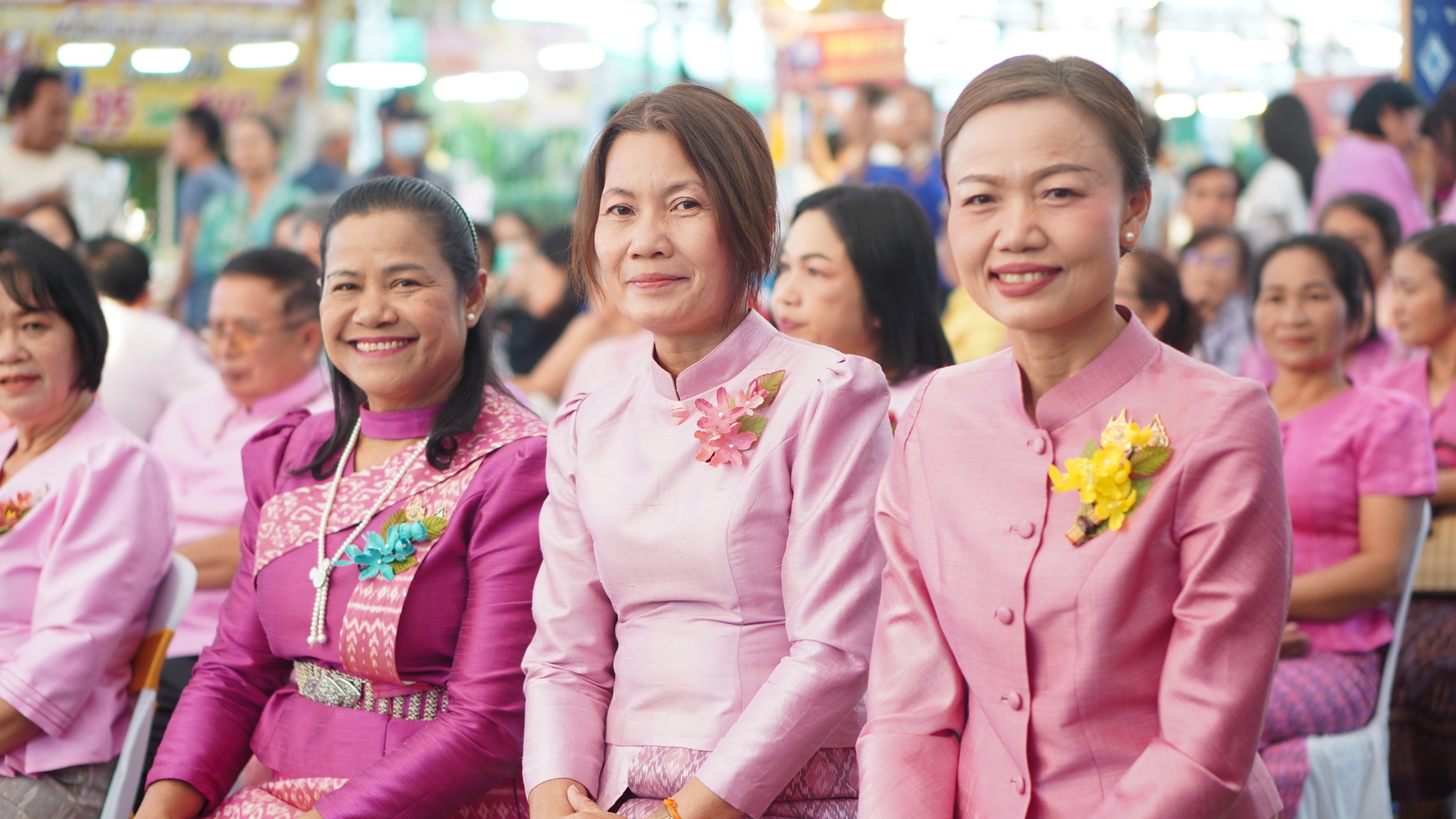 จังหวัดขอนแก่น : เปิดการจัดแสดงและจำหน่ายสินค้าหนึ่งตำบล หนึ่งผลิตภัณฑ์ OTOP ภายใต้แนวคิด  “OTOP สร้างคุณค่า สีสัน ภูมิปัญญาไทย” ในงานเทศกาลไหม ฯ ประจำปี 2567