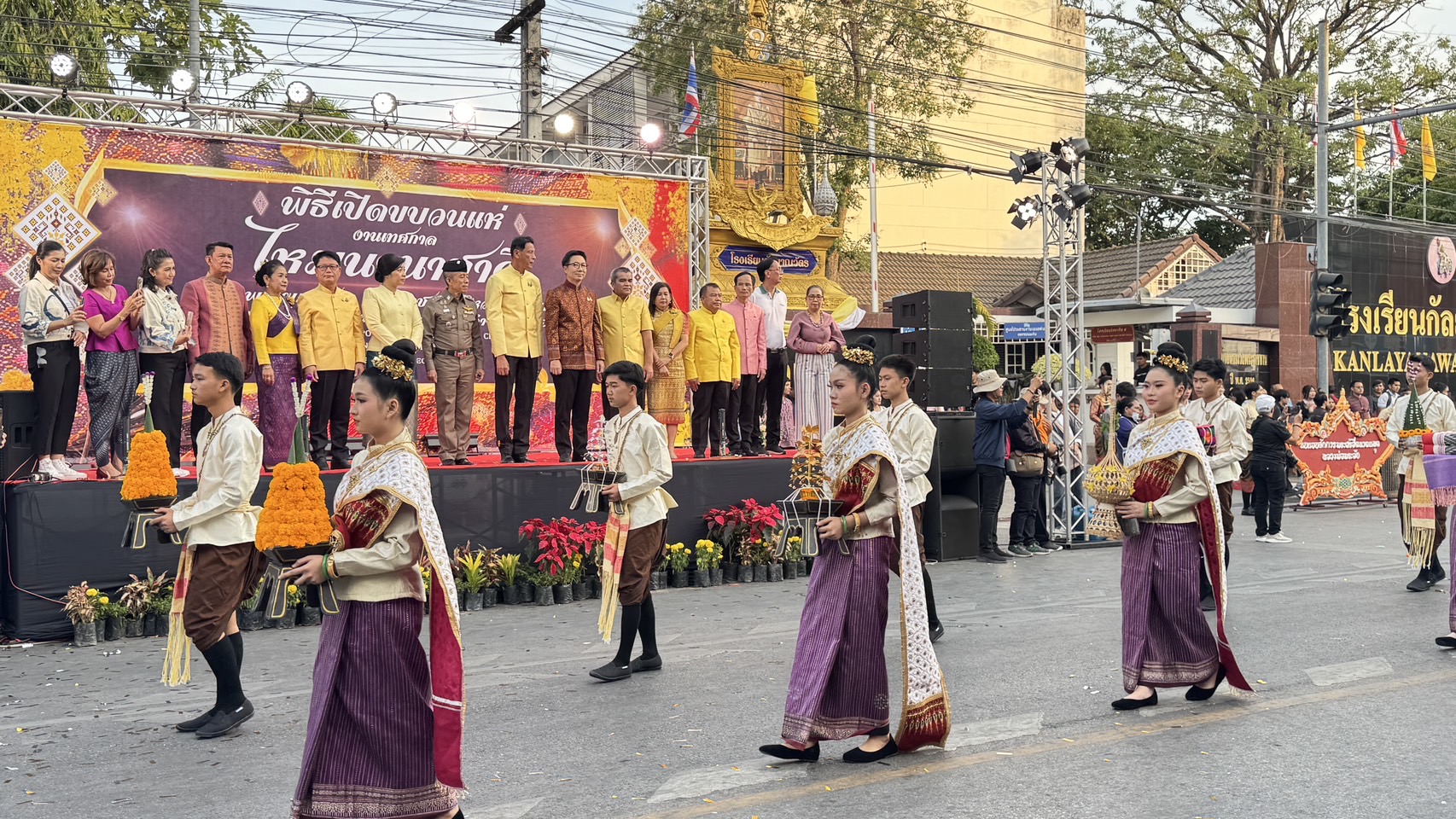 จังหวัดขอนแก่น : เปิดการแสดงขบวนแห่งานเทศกาลไหมฯ ประจำปี 2567 อย่างยิ่งใหญ่ กระตุ้นการท่องเที่ยวและเศรษฐกิจ