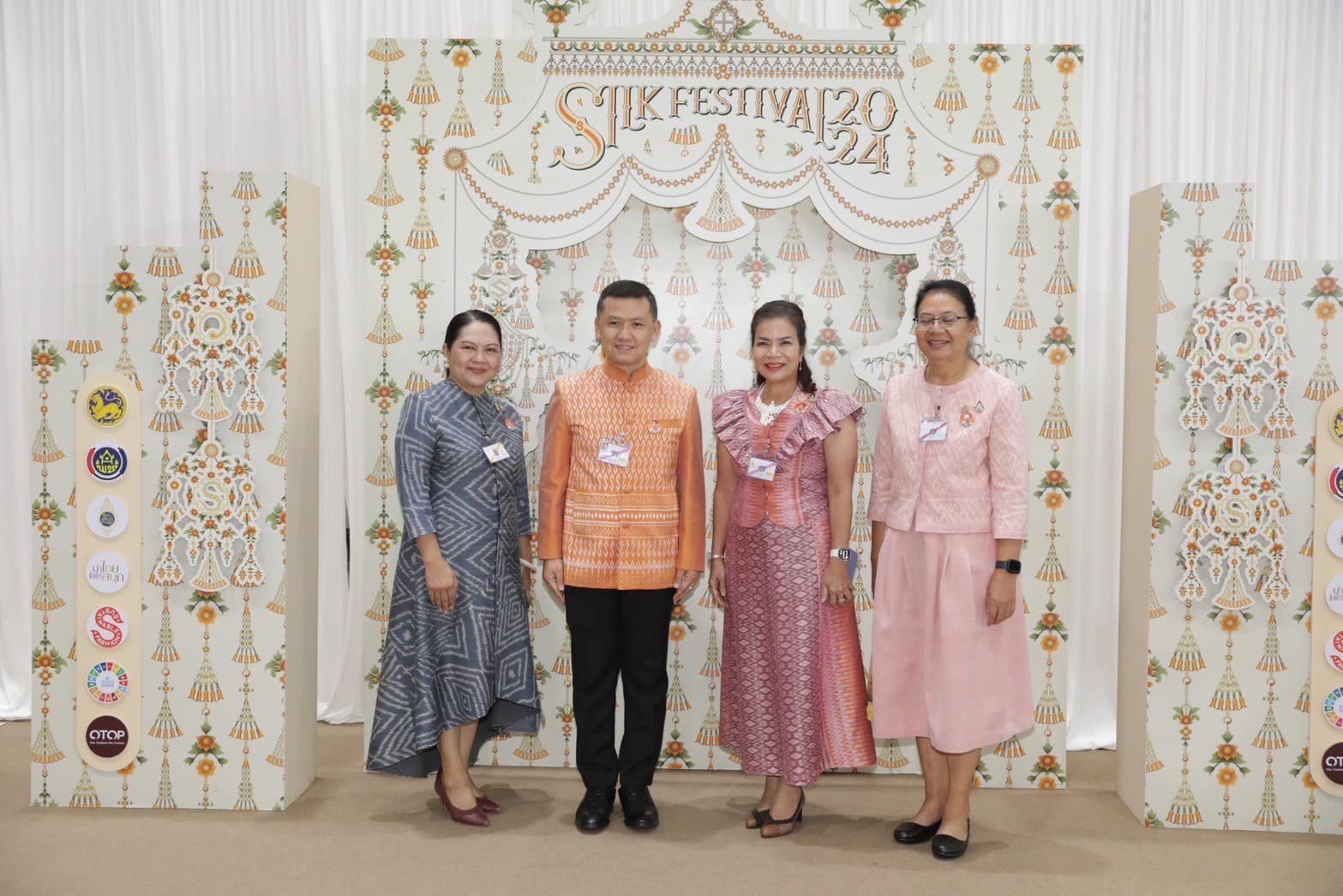 จังหวัดขอนแก่น : ร่วมงาน Silk Festival 2024 สู่การพัฒนาที่ยั่งยืน ภายใต้แนวคิด Silk Success Sustainability ต่อยอดภูมิปัญญาผ้าไทย เพื่อยกระดับสู่สากล และพัฒนาอย่างยั่งยืน จัดโดยกรมการพัฒนาชุมชน กระทรวงมหาดไทย