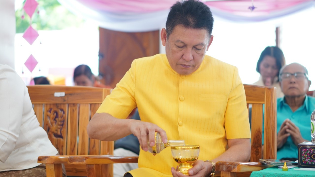 พช.ขอนแก่น : อธิบดีกรมการพัฒนาชุมชน (นายสยาม ศิริมงคล) ร่วมงานทอดมหากฐินสามัคคี วัดระหอกโพ ตำบลโนนศิลา อำเภอโนนศิลา จังหวัดขอนแก่น