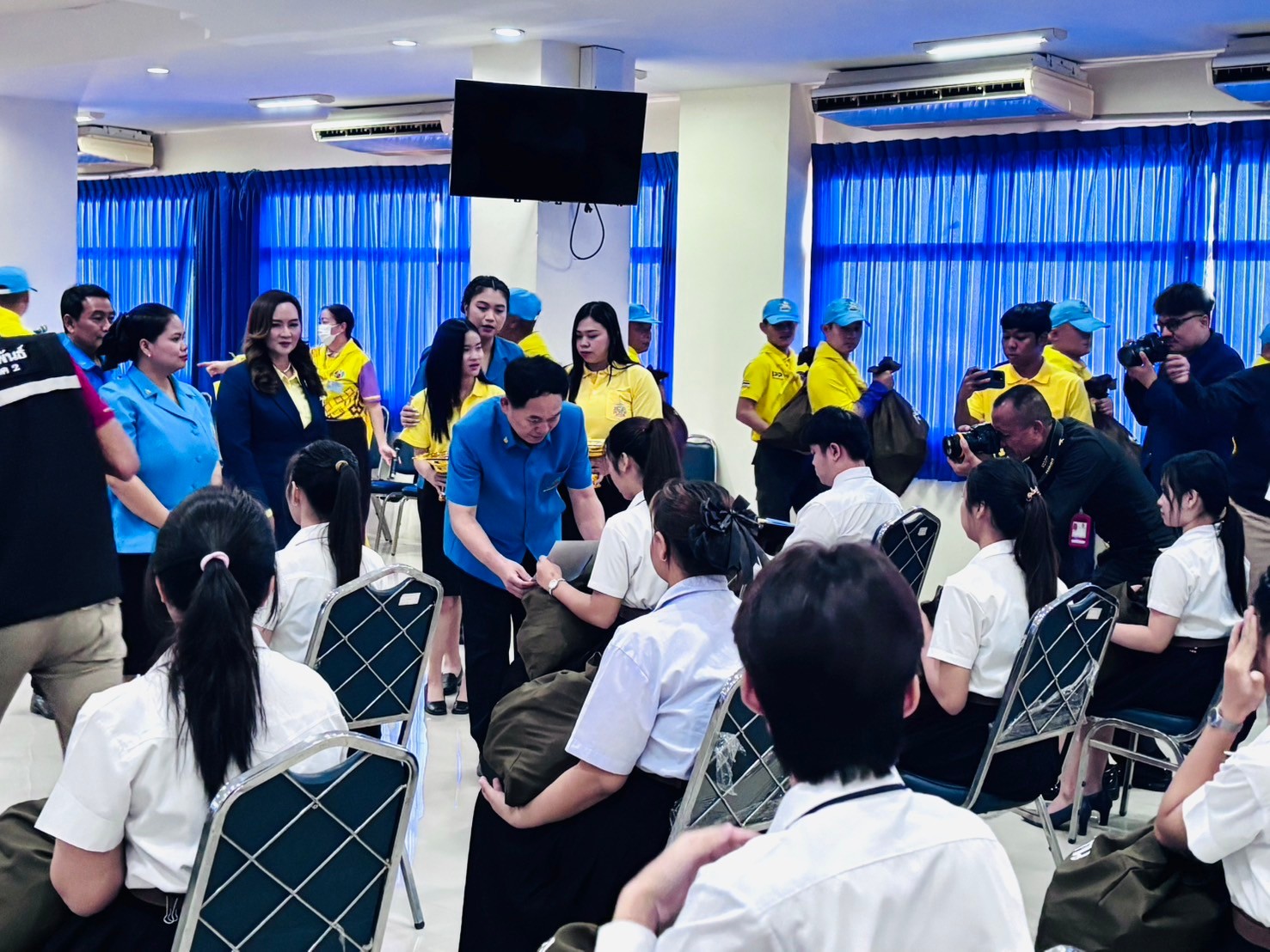 พช.ขอนแก่น : ร่วมพิธีมอบถุงยังชีพพระราชทานเพื่อการศึกษาสงเคราะห์ มูลนิธิราชประชานุเคราะห์ในพระบรมราชูปถัมภ์