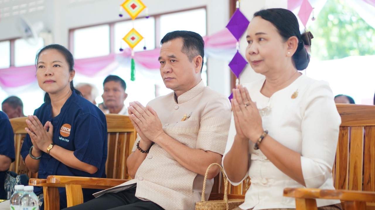 พช.ขอนแก่น : อธิบดีกรมการพัฒนาชุมชน (นายสยาม ศิริมงคล) ร่วมงานทอดมหากฐินสามัคคี วัดระหอกโพ ตำบลโนนศิลา อำเภอโนนศิลา จังหวัดขอนแก่น