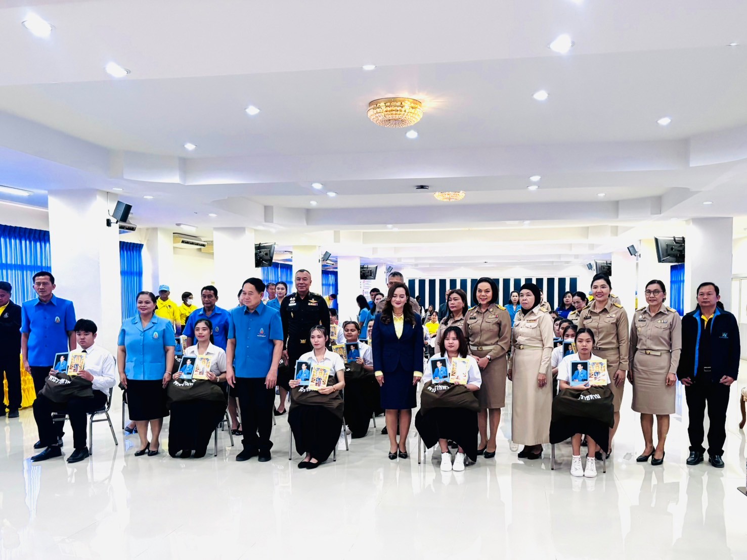 พช.ขอนแก่น : ร่วมพิธีมอบถุงยังชีพพระราชทานเพื่อการศึกษาสงเคราะห์ มูลนิธิราชประชานุเคราะห์ในพระบรมราชูปถัมภ์