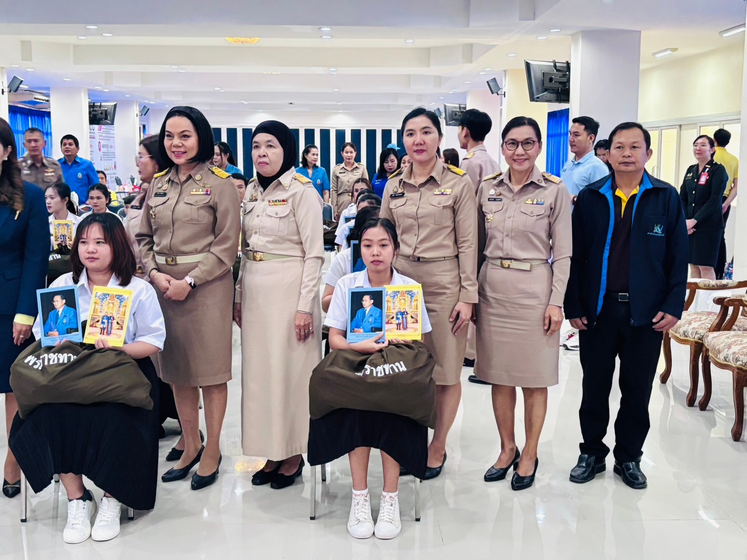 พช.ขอนแก่น : ร่วมพิธีมอบถุงยังชีพพระราชทานเพื่อการศึกษาสงเคราะห์ มูลนิธิราชประชานุเคราะห์ในพระบรมราชูปถัมภ์