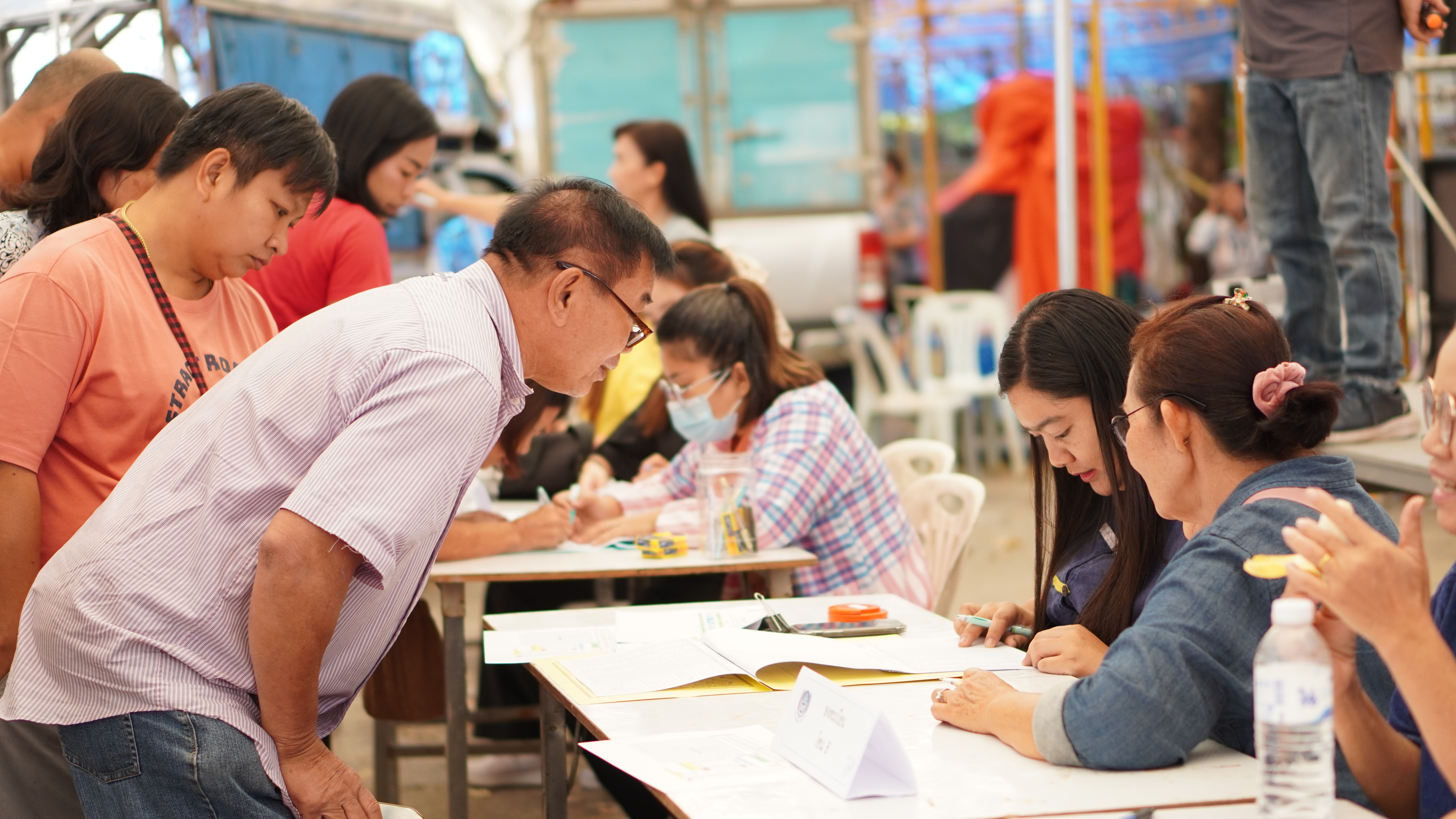 บรรยากาศรับลงทะเบียน ผู้ผลิต ผู้ประกอบการ OTOP เข้าพื้นที่งานจัดแสดงสินค้าฯ (28 พ.ย.67)