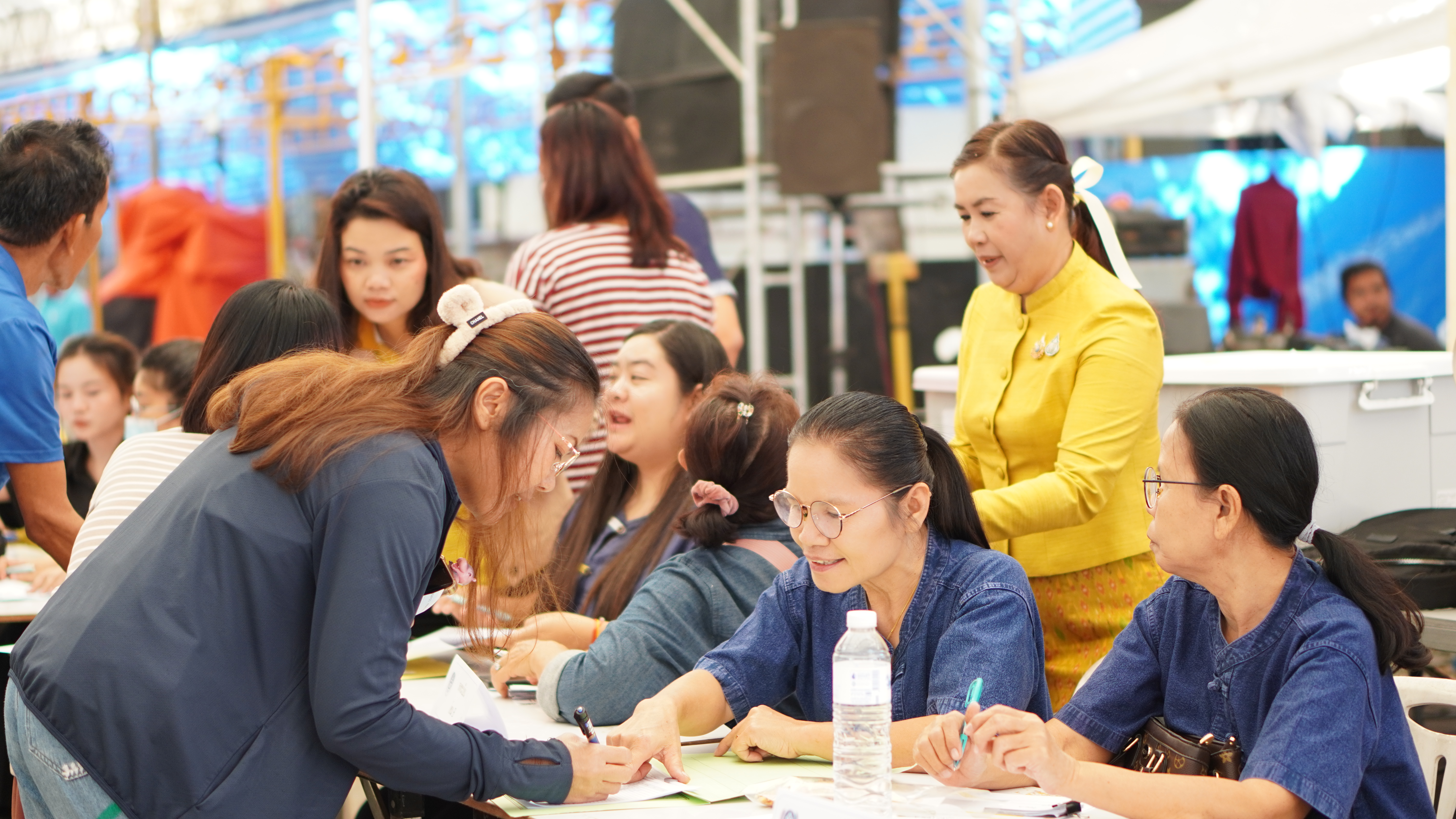 บรรยากาศรับลงทะเบียน ผู้ผลิต ผู้ประกอบการ OTOP เข้าพื้นที่งานจัดแสดงสินค้าฯ (28 พ.ย.67)