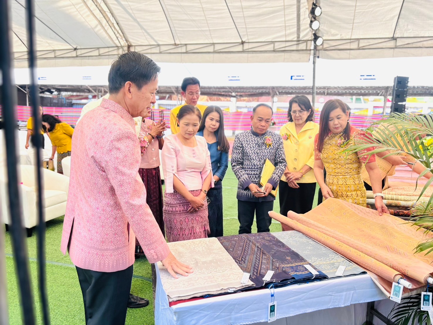 พช. ขอนแก่น : ร่วมงานประกวดผ้าไหมมัดหมี่ และสร้างการรับรู้ขอนแก่นเมืองหัตถกรรมโลกแห่งผ้ามัดหมี่