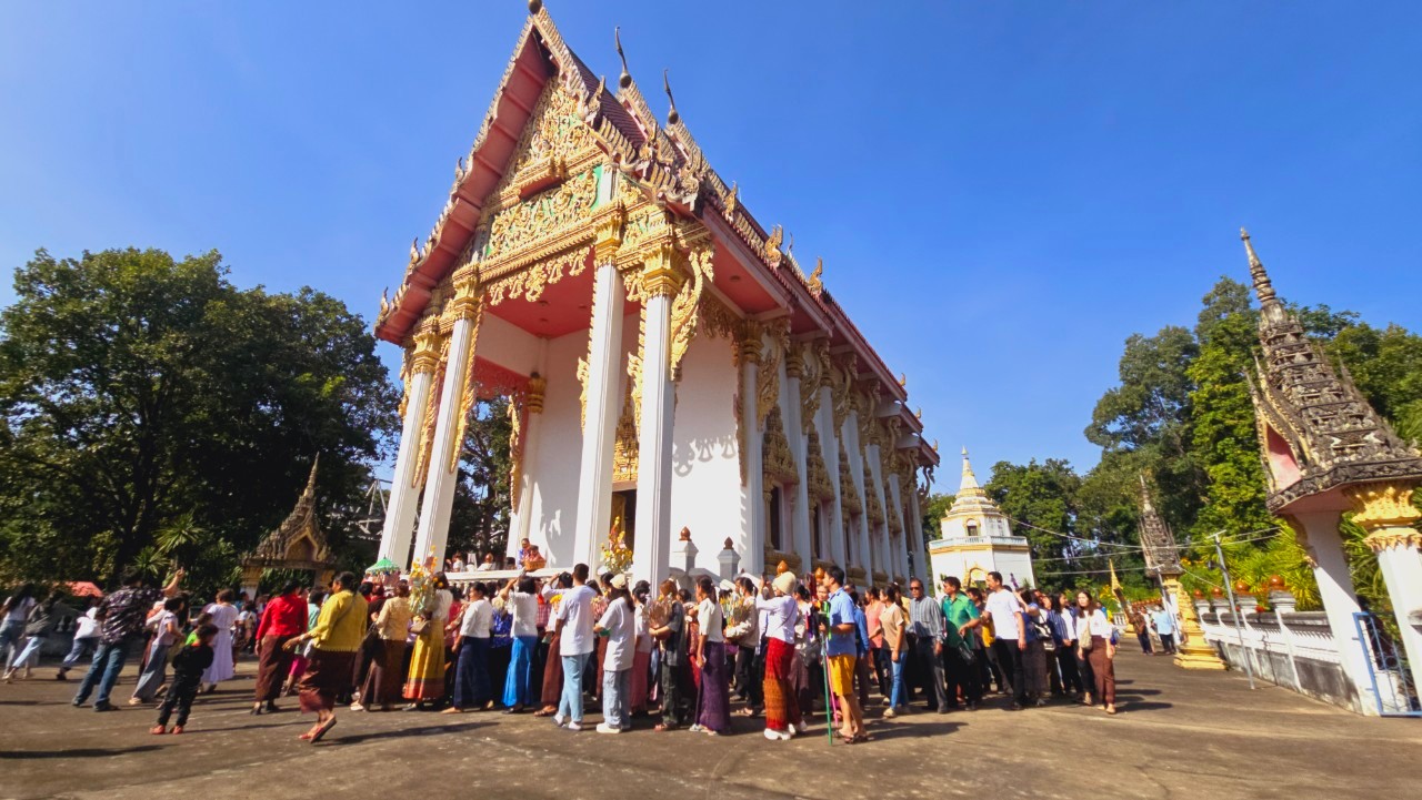 พช.ขอนแก่น : อธิบดีกรมการพัฒนาชุมชน (นายสยาม ศิริมงคล) ร่วมงานทอดมหากฐินสามัคคี วัดระหอกโพ ตำบลโนนศิลา อำเภอโนนศิลา จังหวัดขอนแก่น