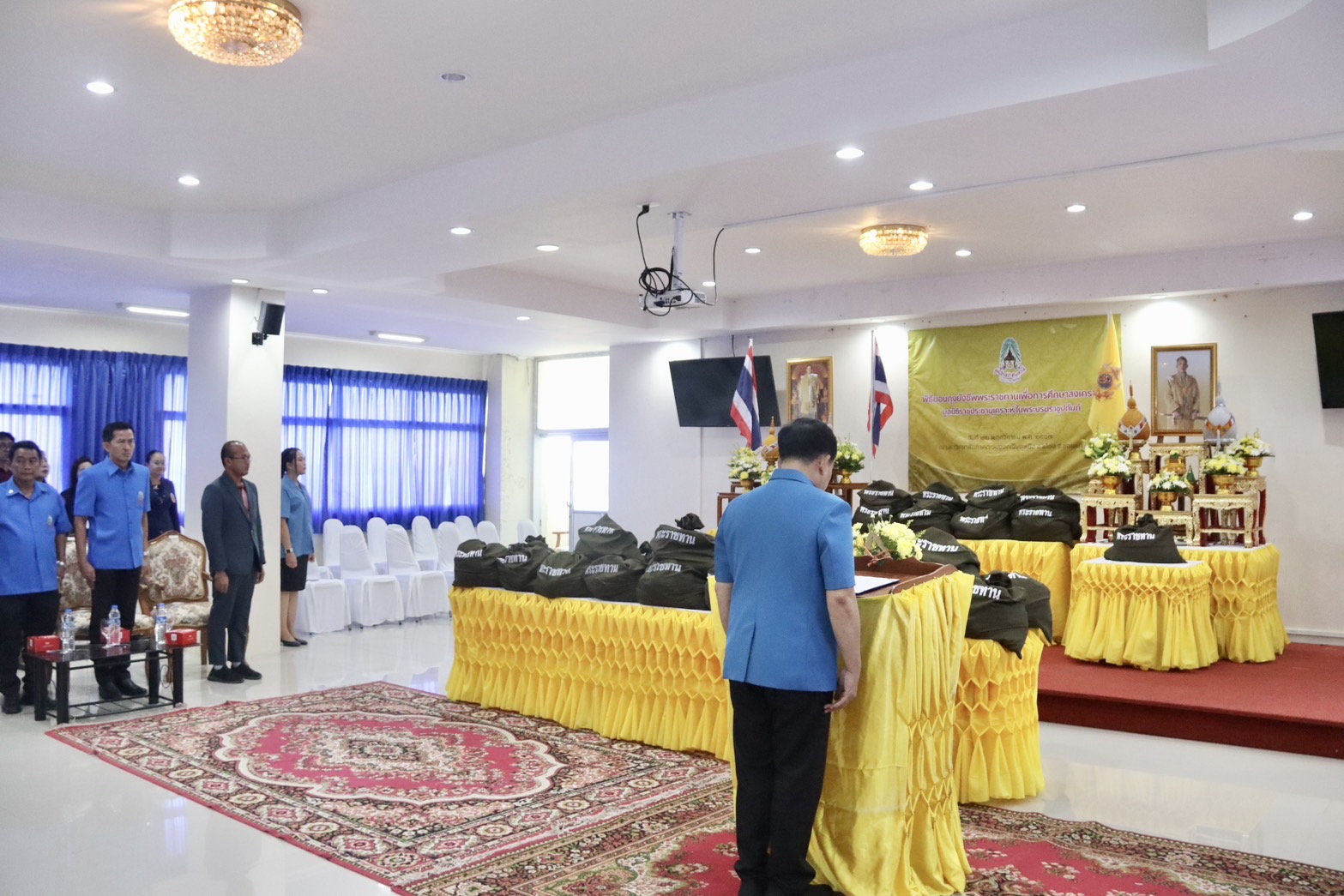 พช.ขอนแก่น : ร่วมพิธีมอบถุงยังชีพพระราชทานเพื่อการศึกษาสงเคราะห์ มูลนิธิราชประชานุเคราะห์ในพระบรมราชูปถัมภ์