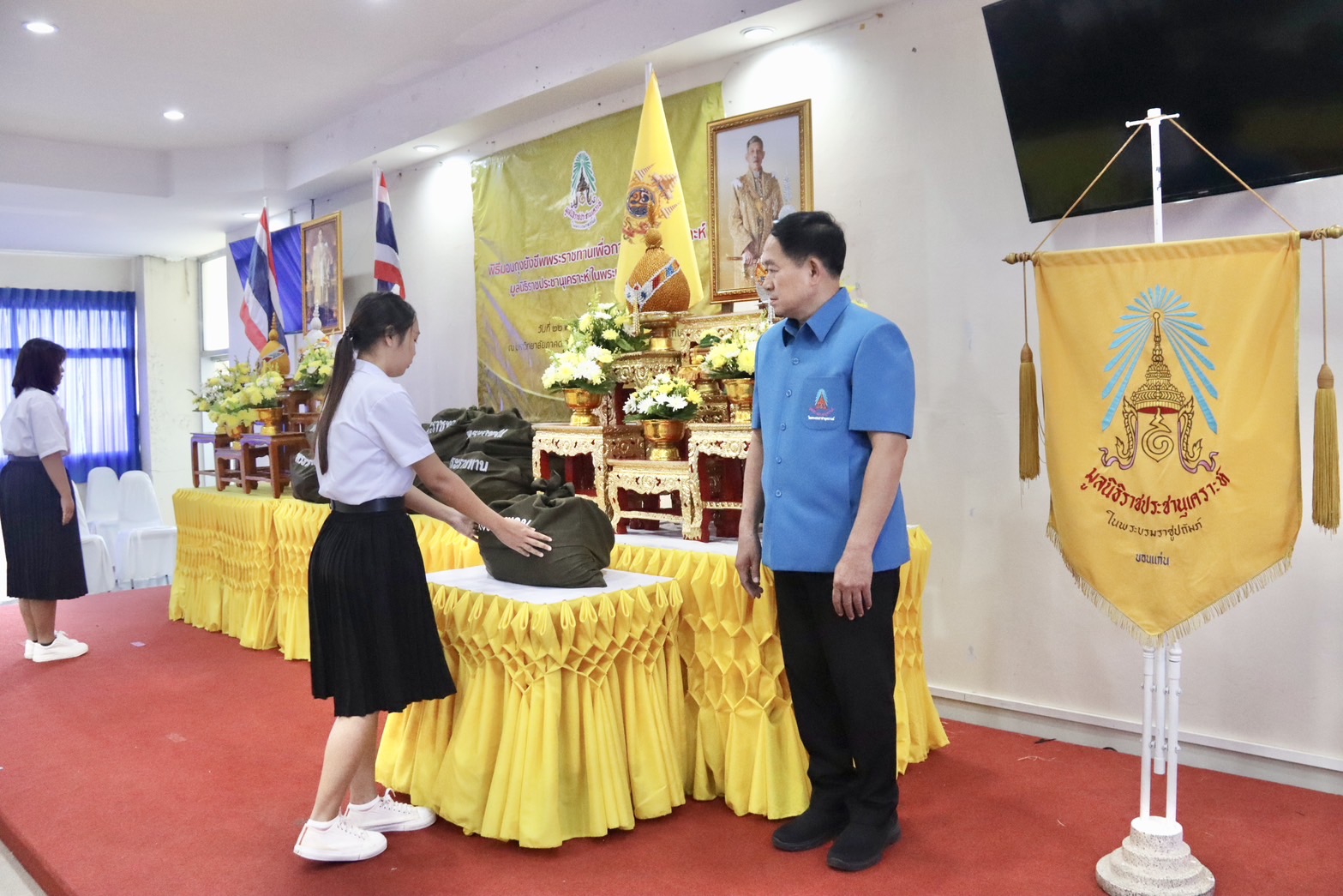 พช.ขอนแก่น : ร่วมพิธีมอบถุงยังชีพพระราชทานเพื่อการศึกษาสงเคราะห์ มูลนิธิราชประชานุเคราะห์ในพระบรมราชูปถัมภ์