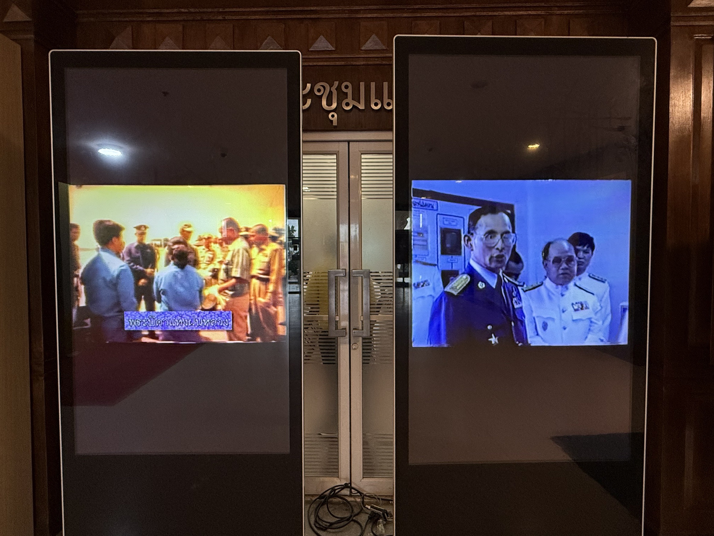 พช. ขอนแก่น : ร่วมประกอบพิธีวางพานพุ่มดอกไม้สด ถวายราชสักการะ เนื่องในวันพระบิดาแห่งฝนหลวง
