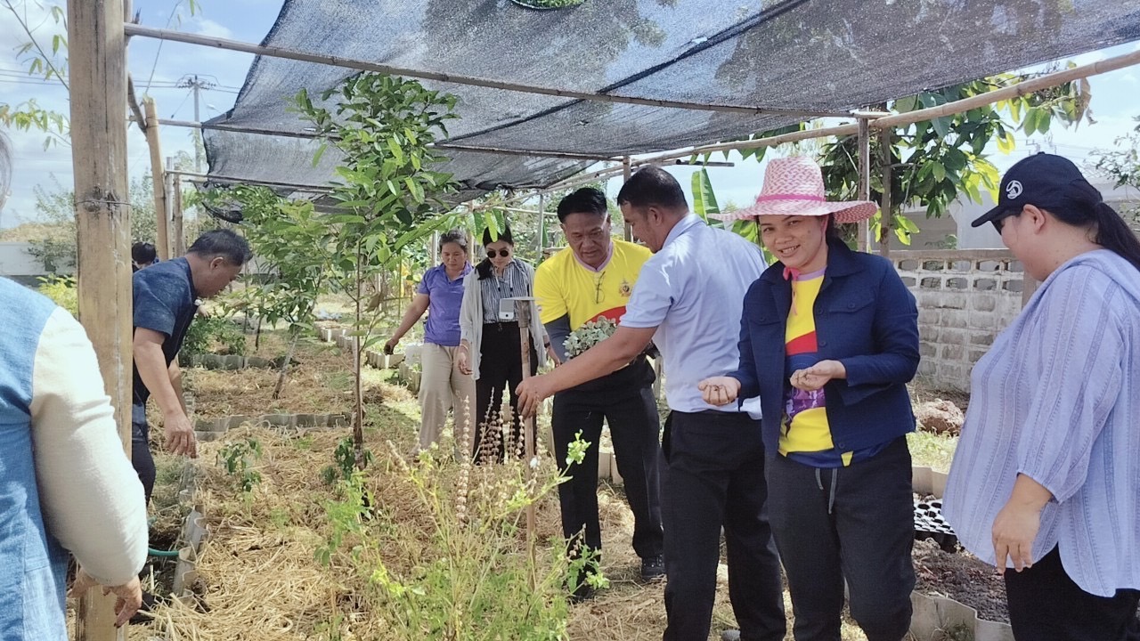 จังหวัดขอนแก่น : ดำเนินกิจกรรม “ผู้นำต้องทำก่อน” ตามการน้อมนำแนวพระราชดำริของสมเด็จพระกนิษฐาธิราชเจ้า กรมสมเด็จพระเทพรัตนราชสุดาฯ สยามบรมราชกุมารี สู่ปฏิบัติการปลูกผักสวนครัวเพื่อสร้างความมั่นคงทางอาหร ประจำปีงบประมาณ พ.ศ. 2568