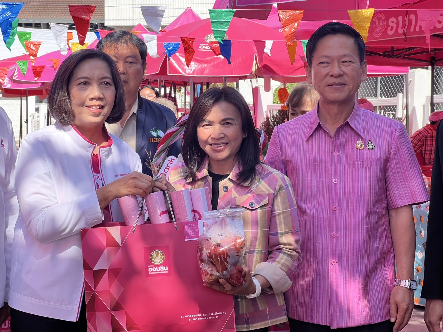 พช.ขอนแก่น : ร่วมงานตลาดออมสินสร้างงาน สร้างอาชีพ “ลดความเหลื่อมล้ำและสร้างความเป็นธรรมในสังคม”